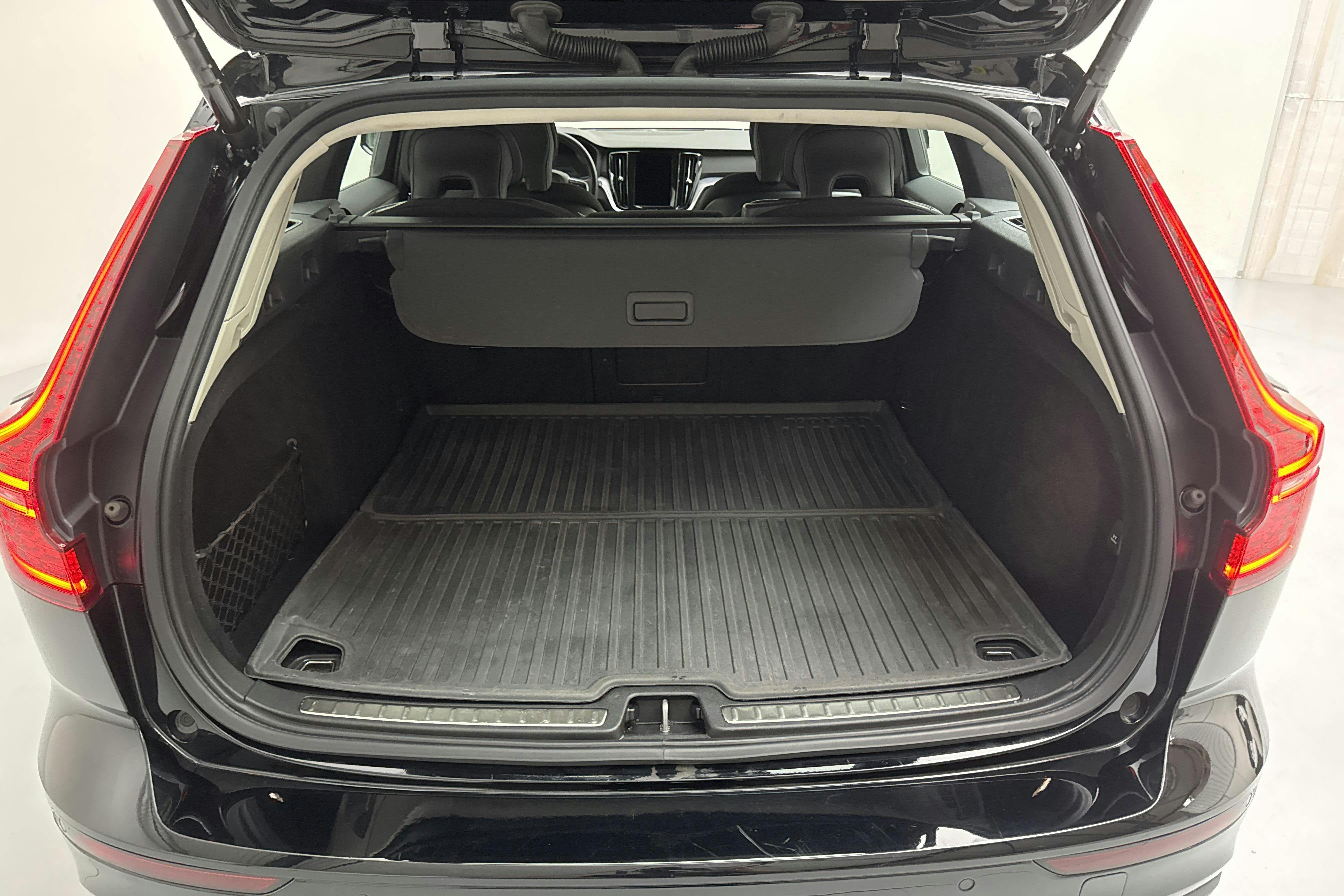 Volvo V60 B4 Mildhybrid, Diesel (197hk) - 6 992 mil - Automat - svart - 2022