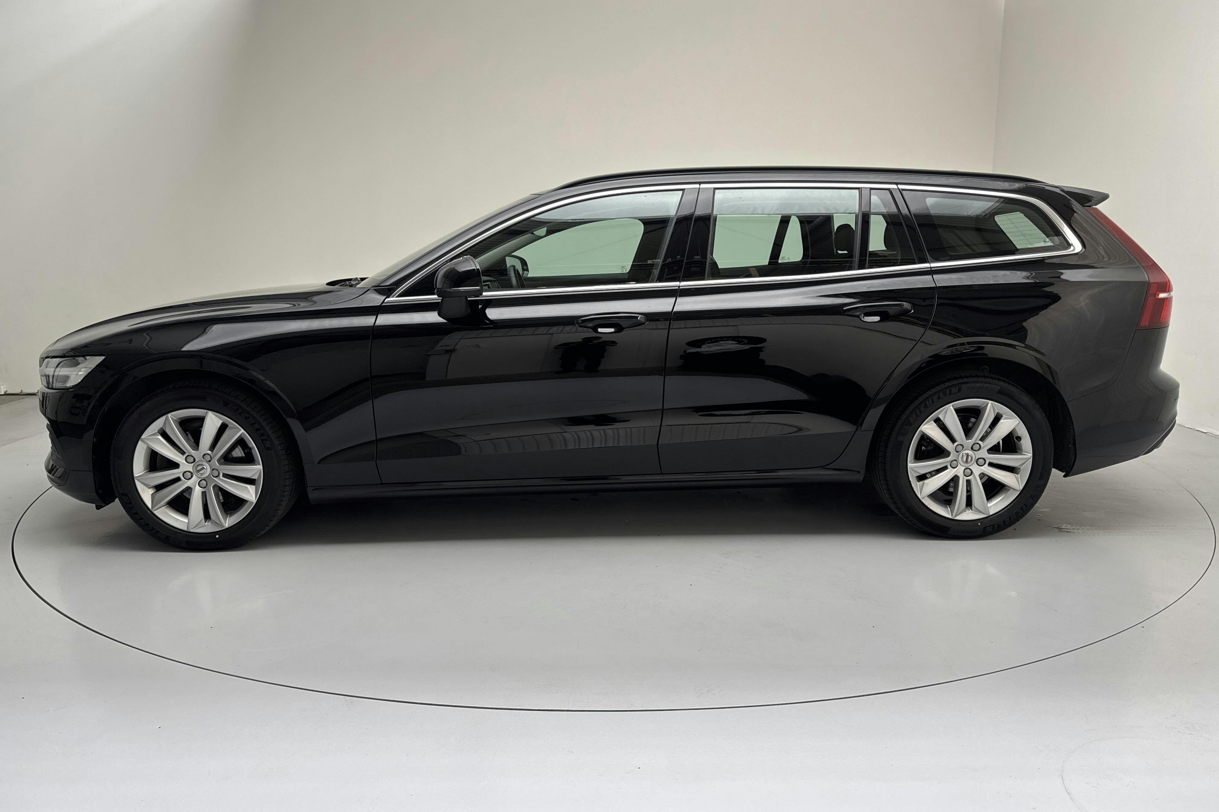 Volvo V60 B4 Mildhybrid, Diesel (197hk) - 6 992 mil - Automat - svart - 2022