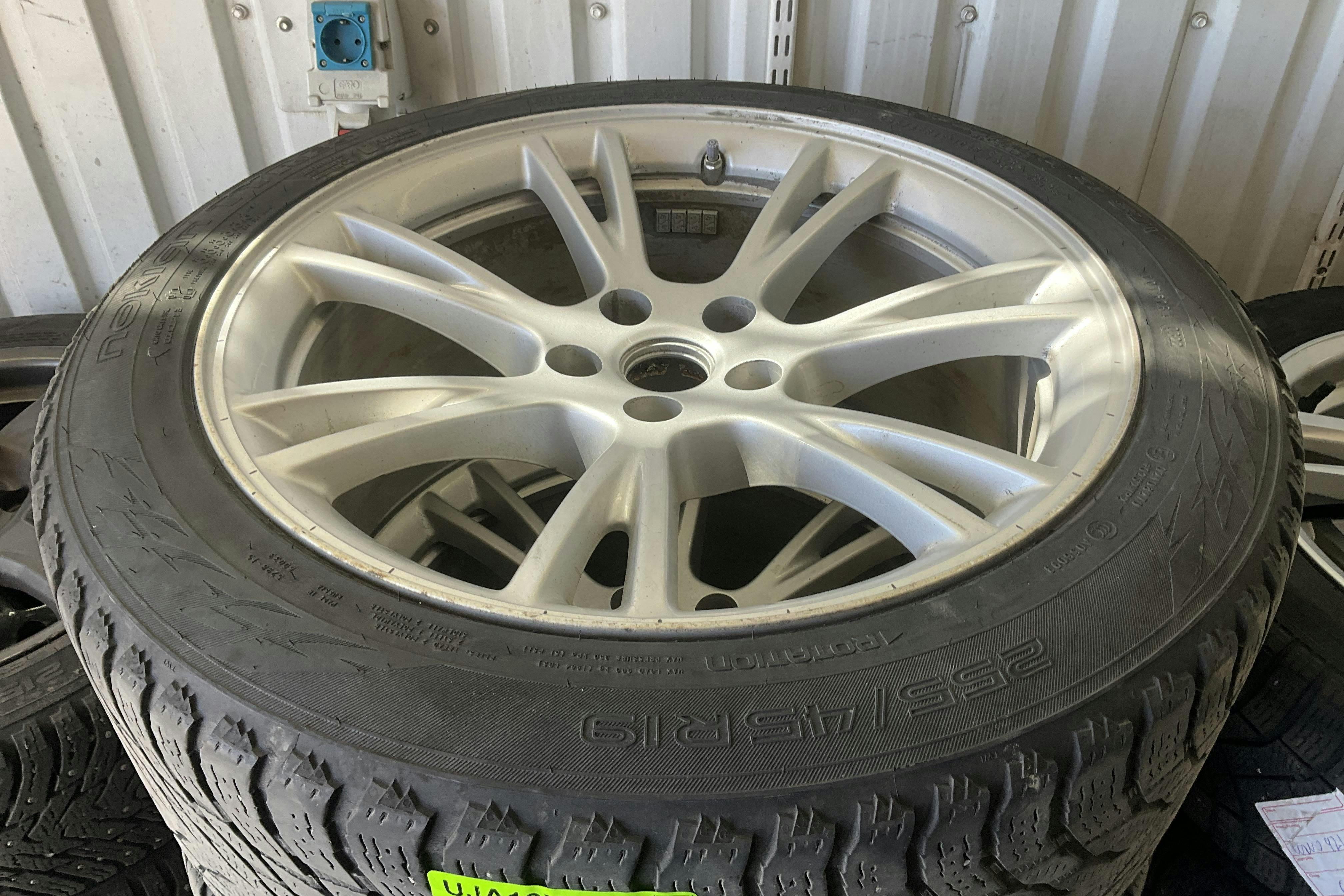 Tesla Model Y Long Range Dual Motor AWD - 11 708 mil - Automat - svart - 2023