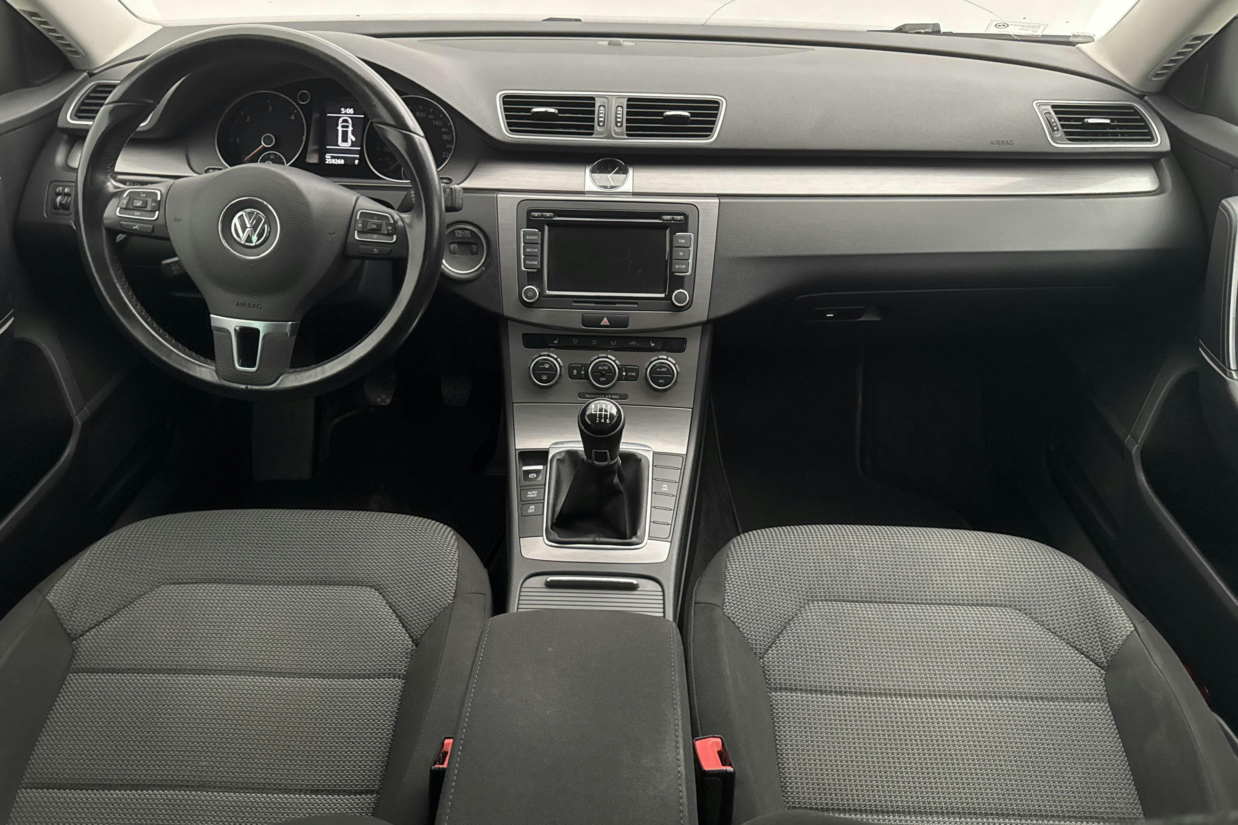 VW Passat 2.0 TDI BlueMotion Technology Variant (140hk) - 25 926 mil - Manuell - silver - 2014