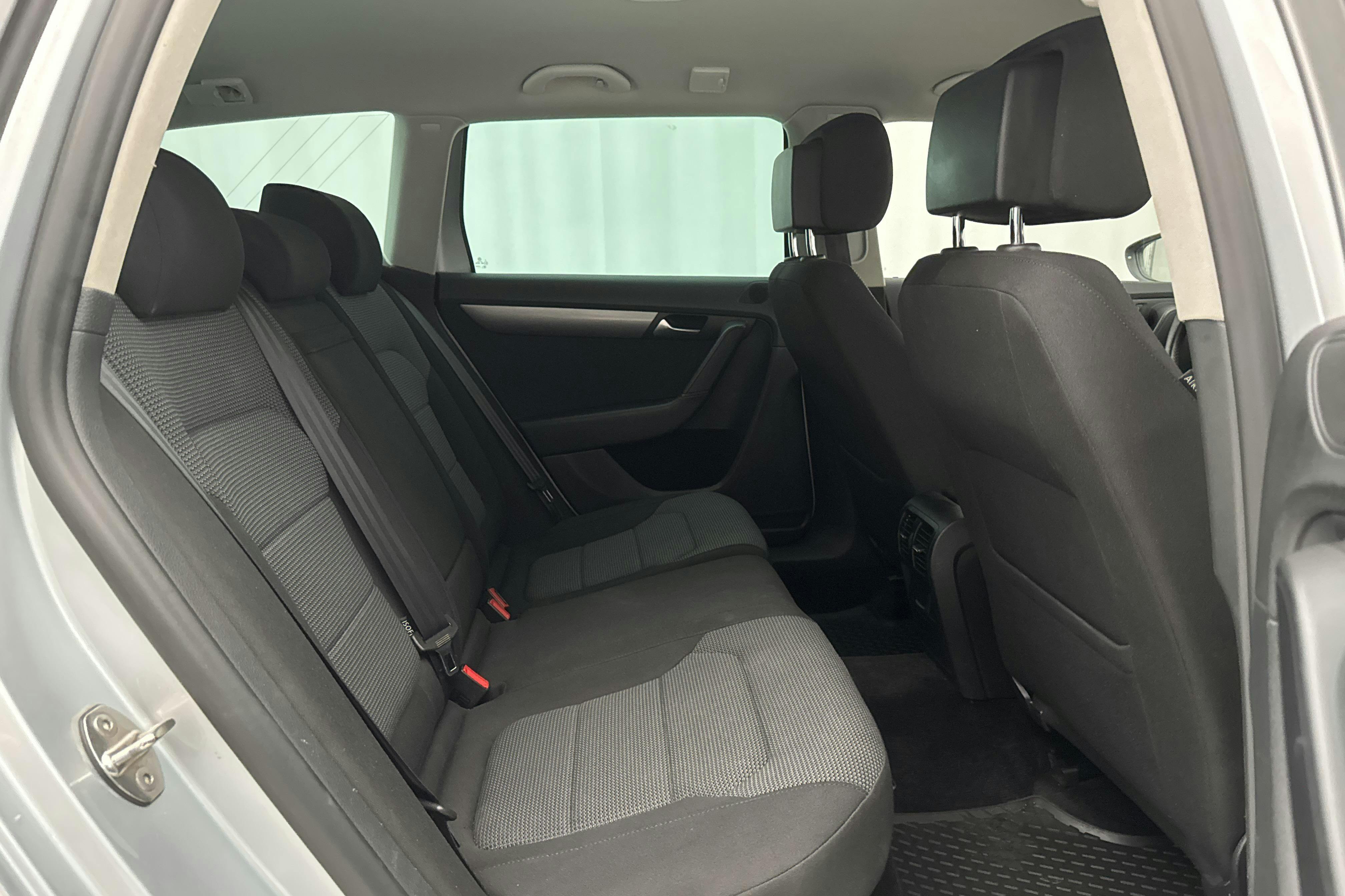 VW Passat 2.0 TDI BlueMotion Technology Variant (140hk) - 25 926 mil - Manuell - silver - 2014