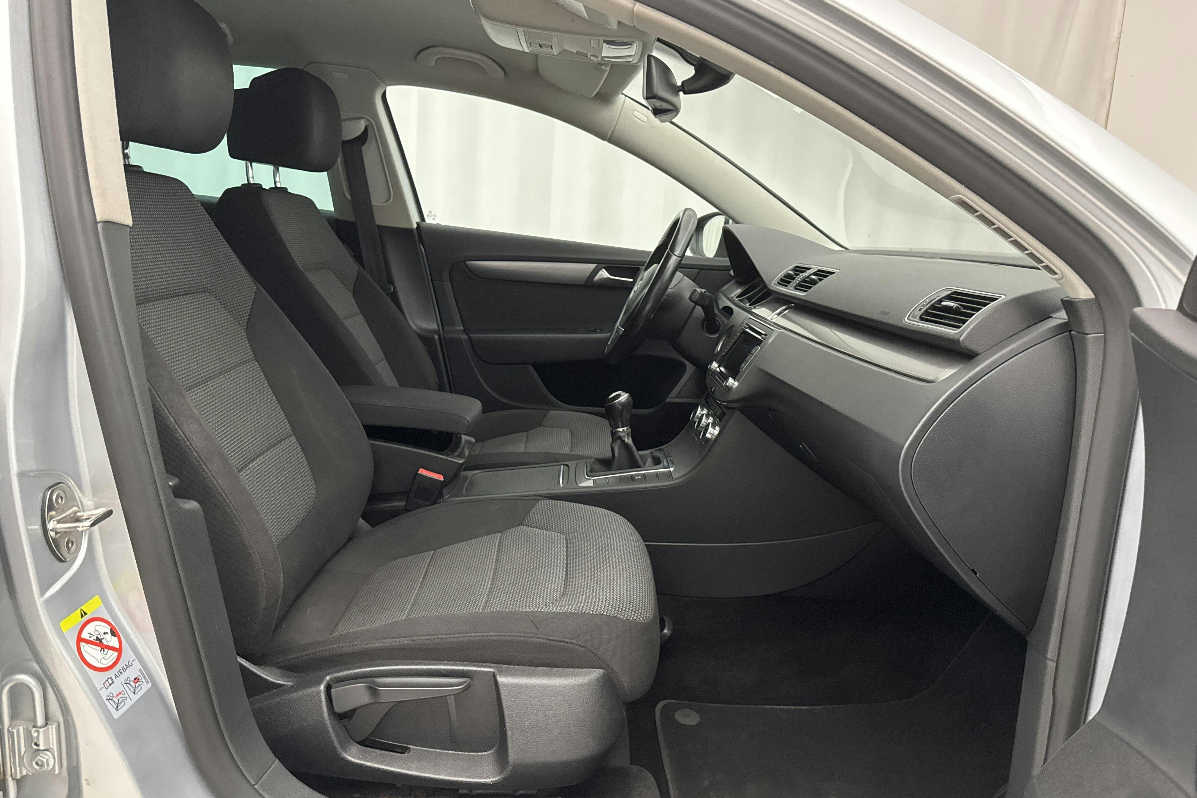 VW Passat 2.0 TDI BlueMotion Technology Variant (140hk) - 25 926 mil - Manuell - silver - 2014