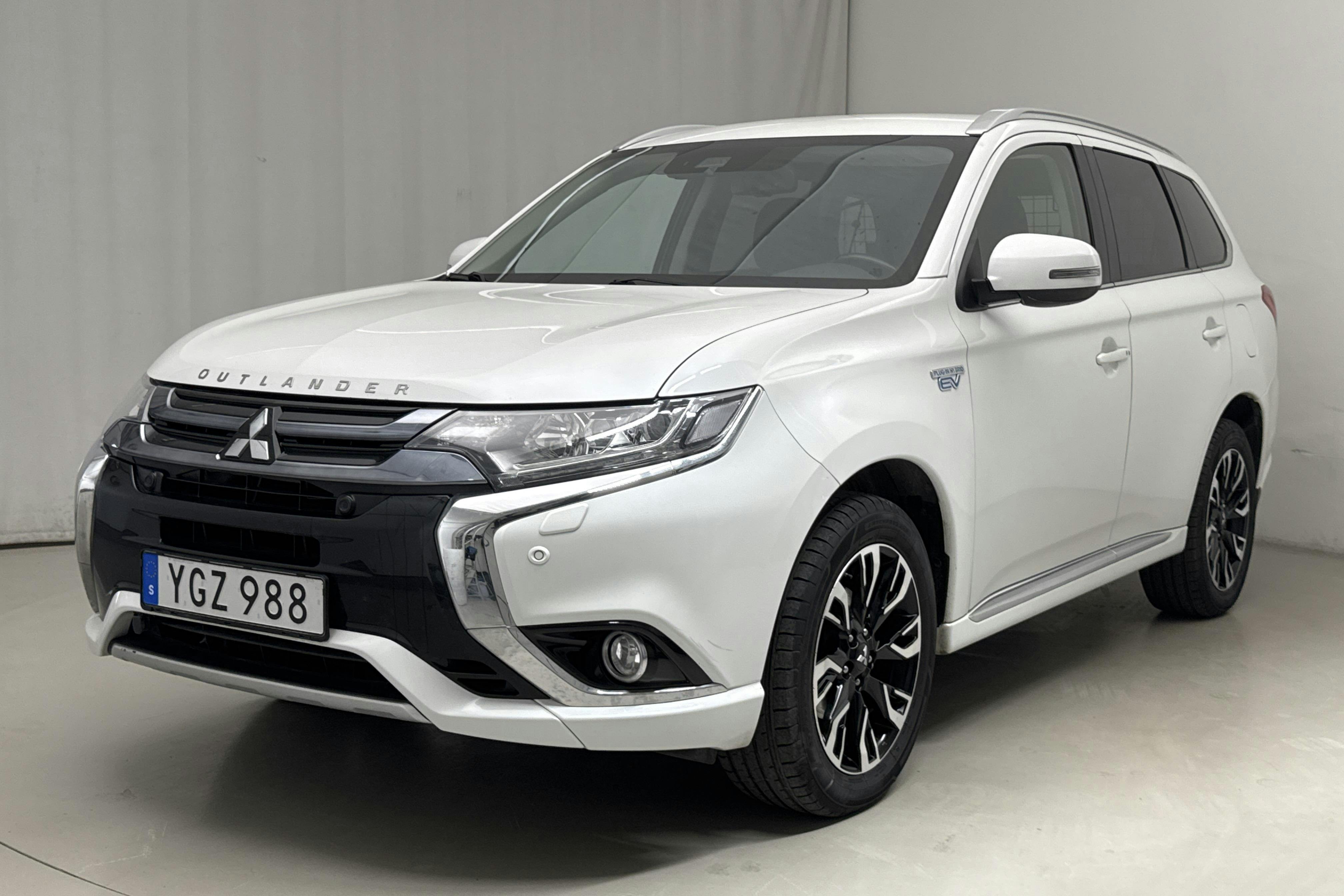Mitsubishi Outlander 2.0 Plug-in Hybrid 4WD (121hk) - 111 770 km - Automatic - white - 2017