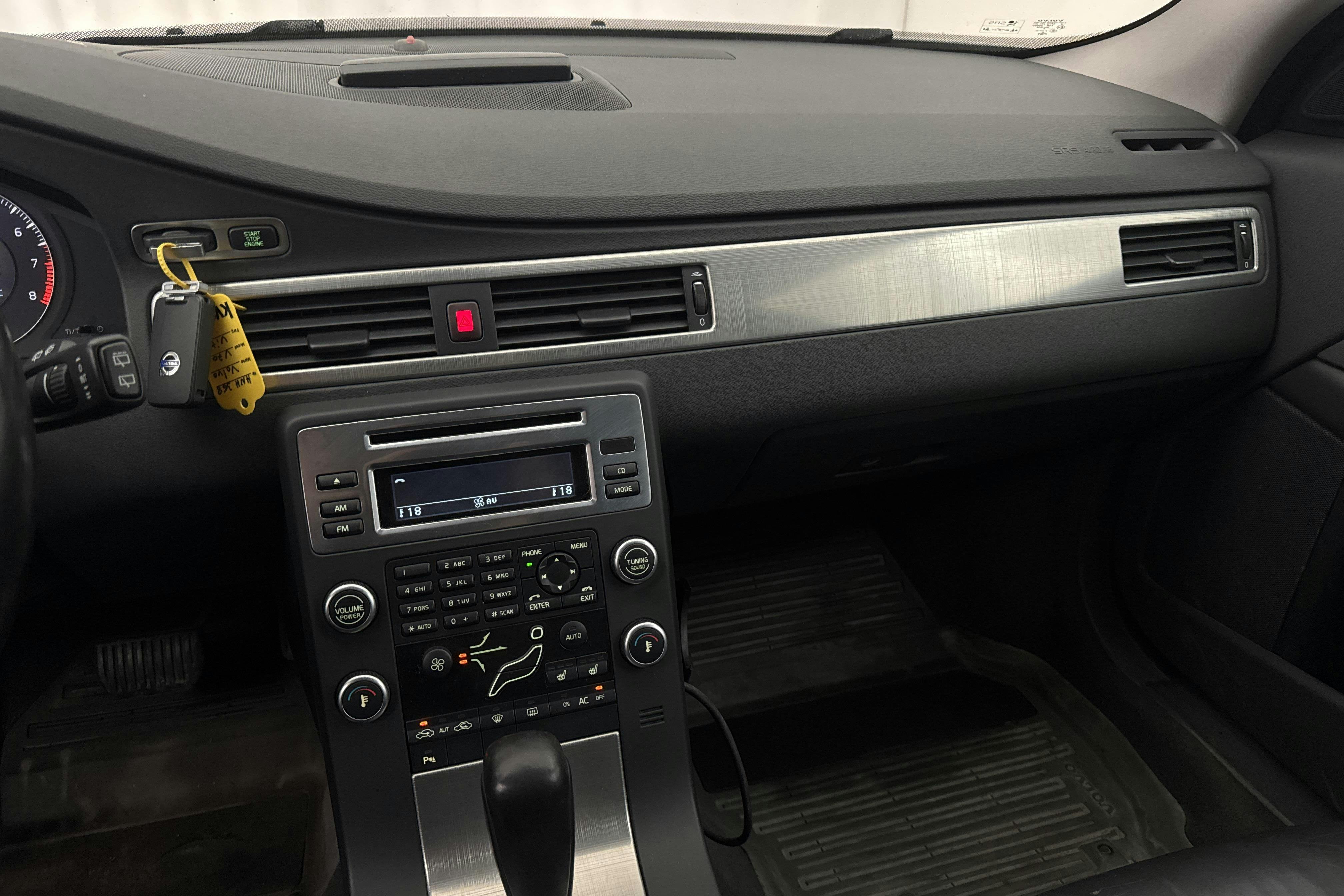 Volvo V70 II 2.0F (145hk) - 21 615 mil - Automat - vit - 2010