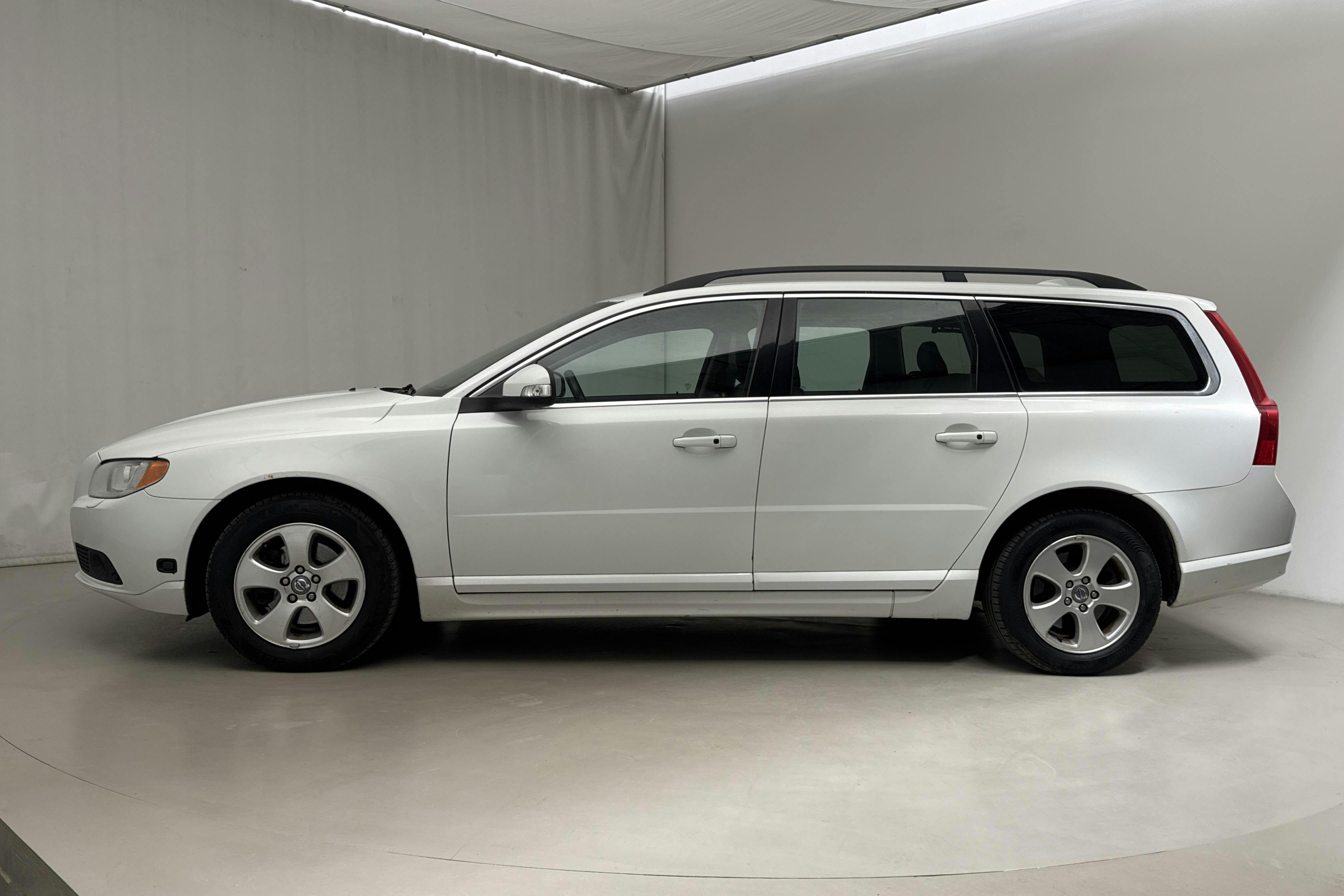 Volvo V70 II 2.0F (145hk) - 21 615 mil - Automat - vit - 2010