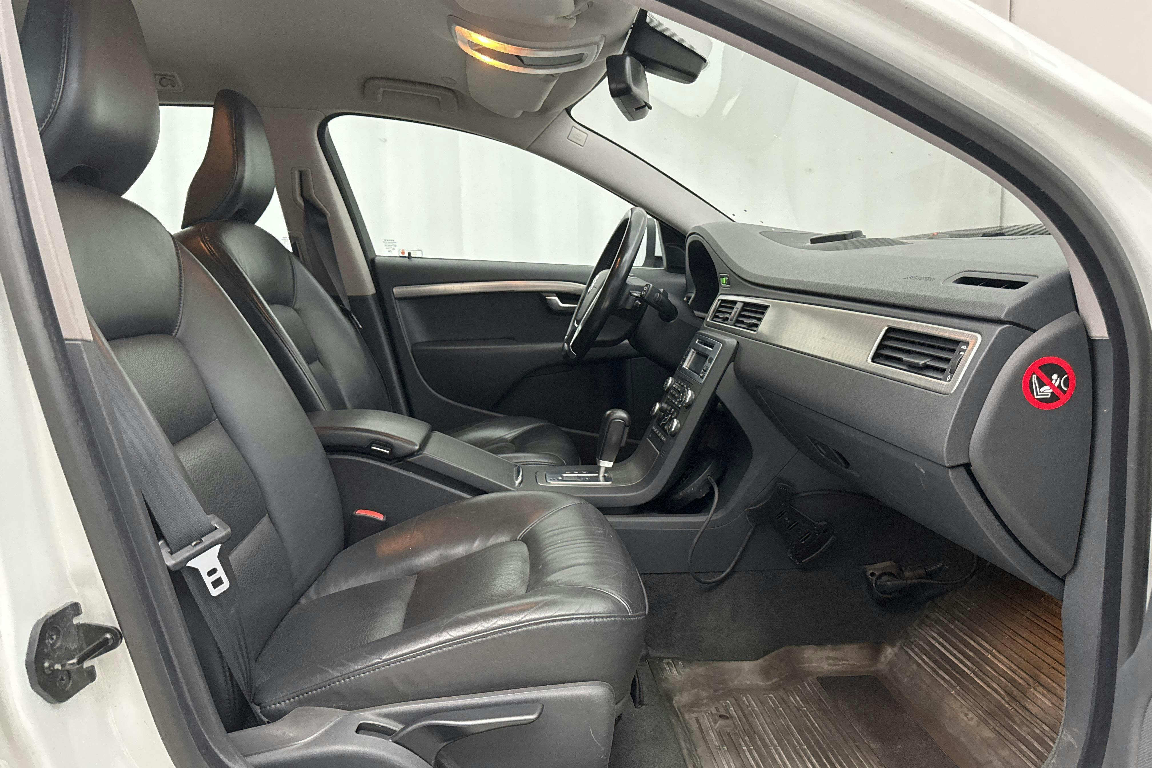 Volvo V70 II 2.0F (145hk) - 21 615 mil - Automat - vit - 2010