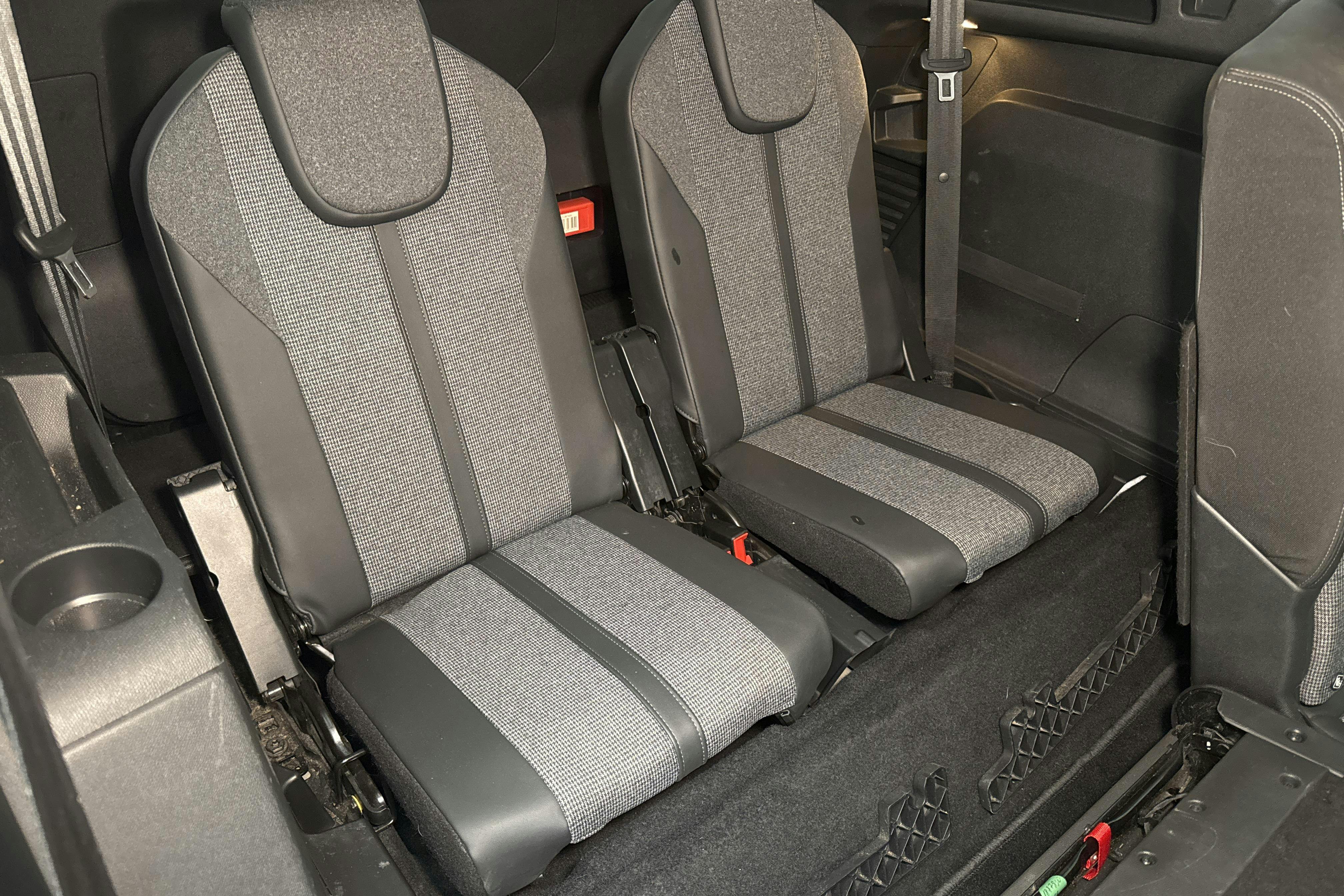 Peugeot 5008 1.2 PureTech (130hk) - 15 735 mil - Automat - Dark Grey - 2019