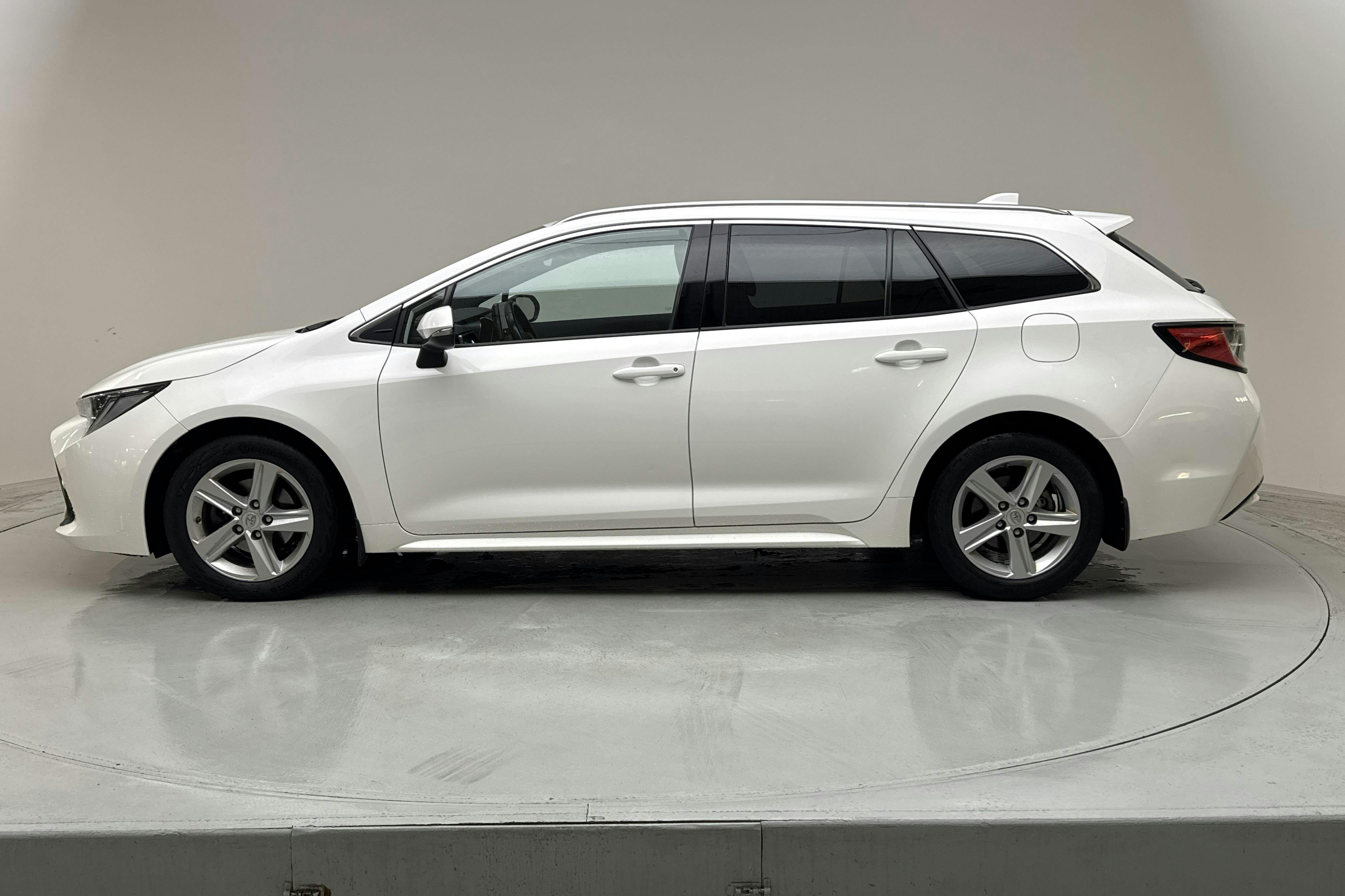 Presentation photo 2 of 13: Toyota Corolla 1.8 Hybrid Touring Sports (122hk) - 152 900 km - Automatic - white - 2022