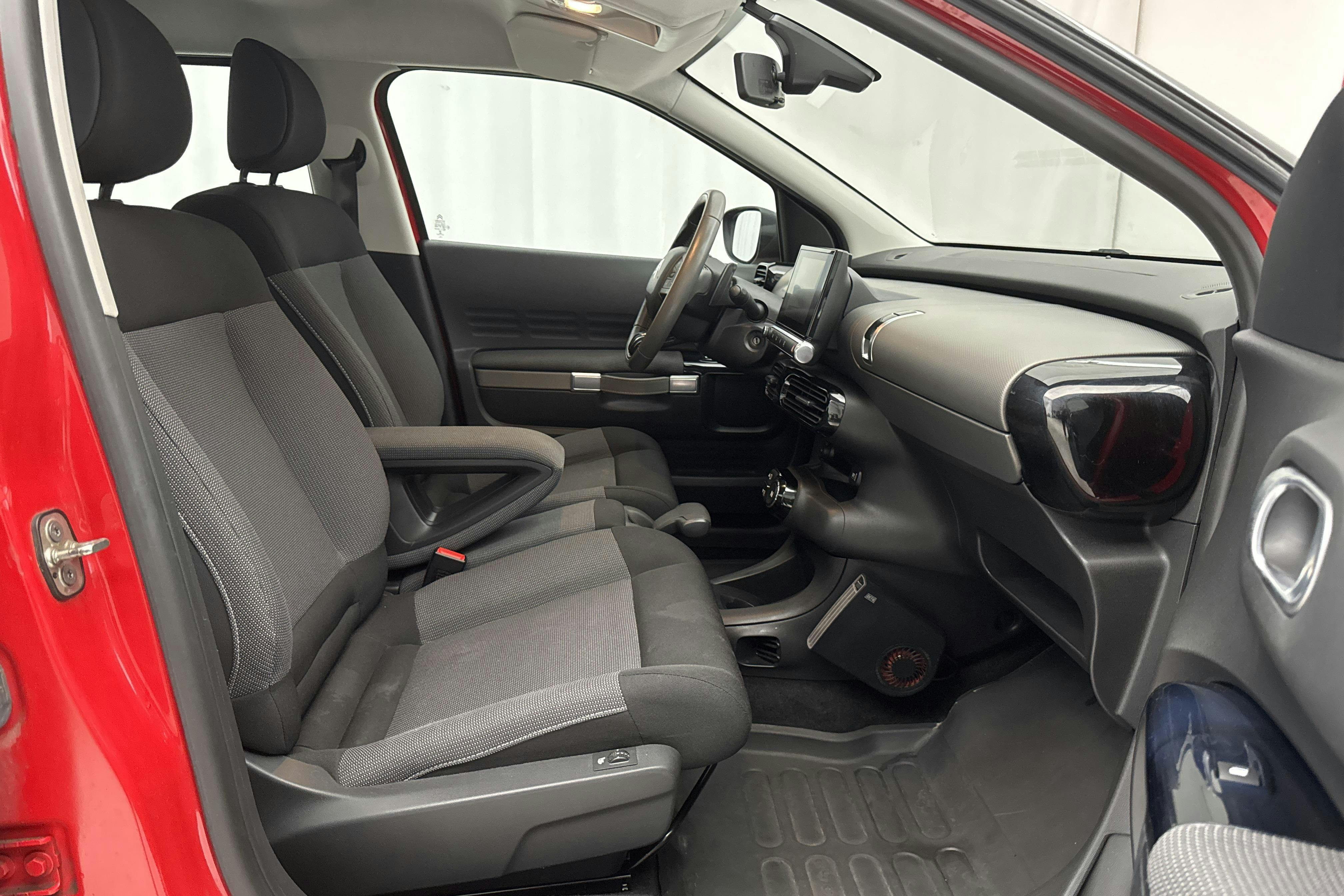 Citroën C4 Cactus PureTech (82hk) - 8 778 mil - Manuell - röd - 2015
