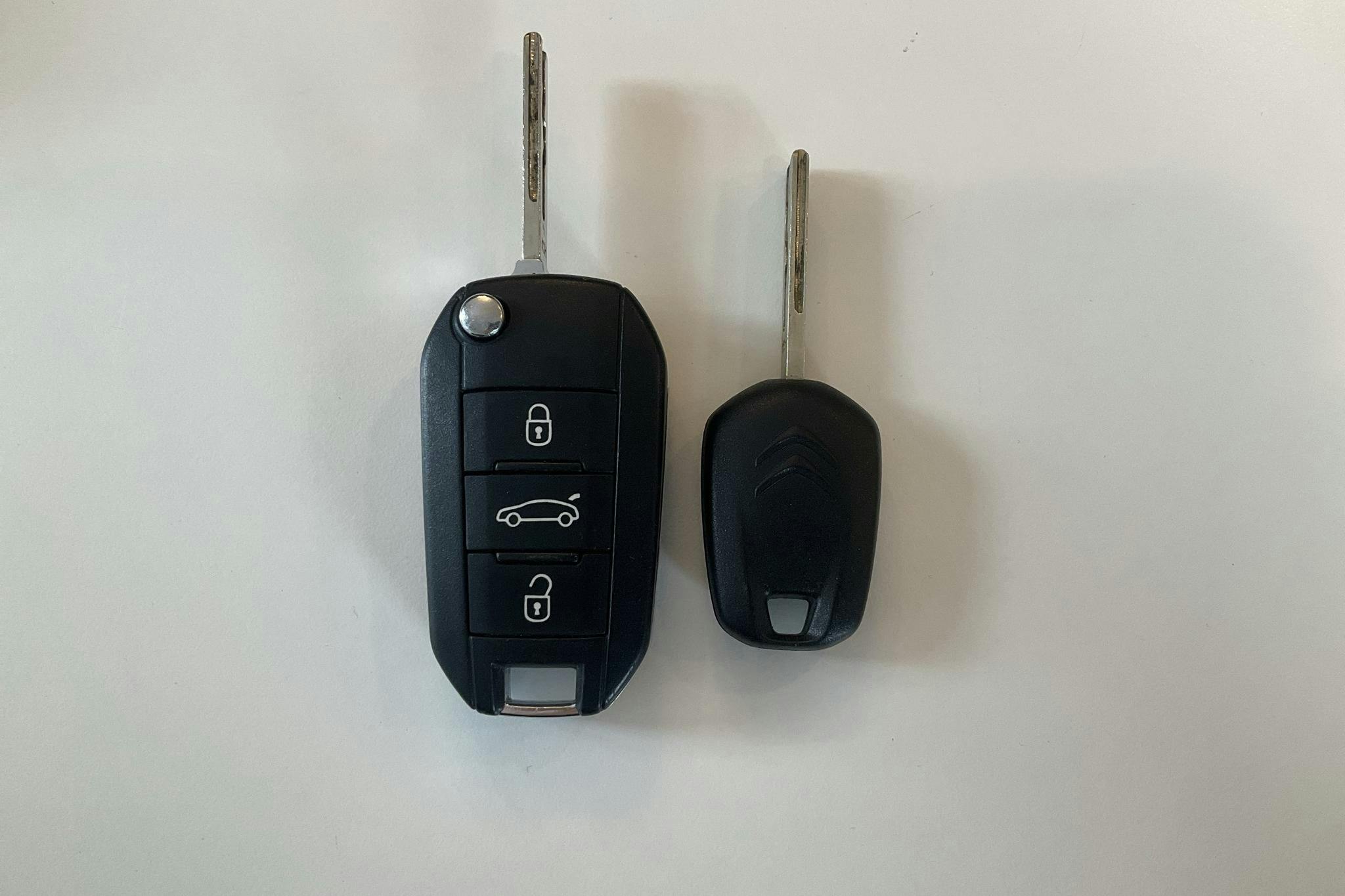 Citroën C4 Cactus PureTech (82hk) - 8 778 mil - Manuell - röd - 2015