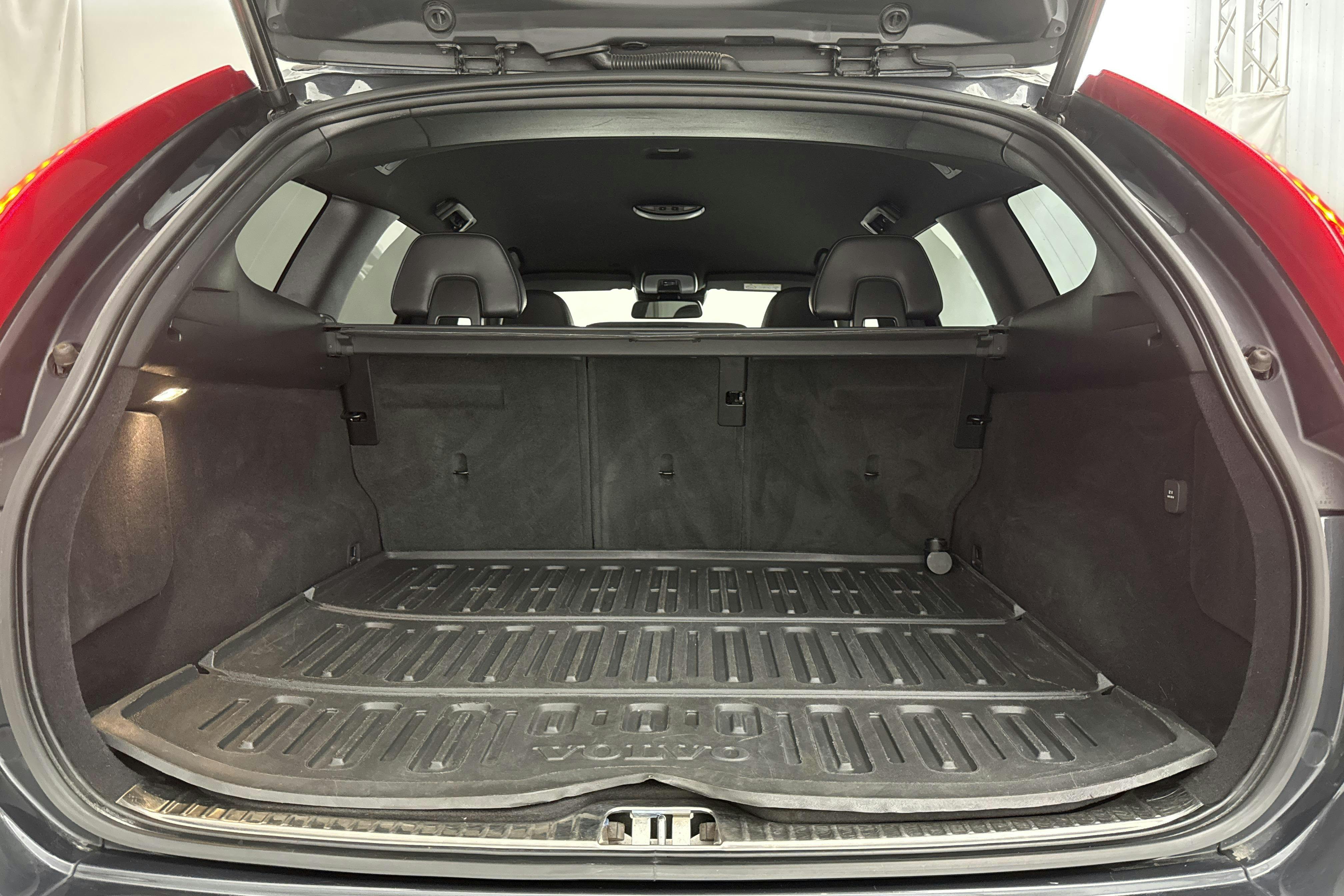 Volvo XC60 D4 AWD (190hk) - 12 842 mil - Automat - grå - 2017
