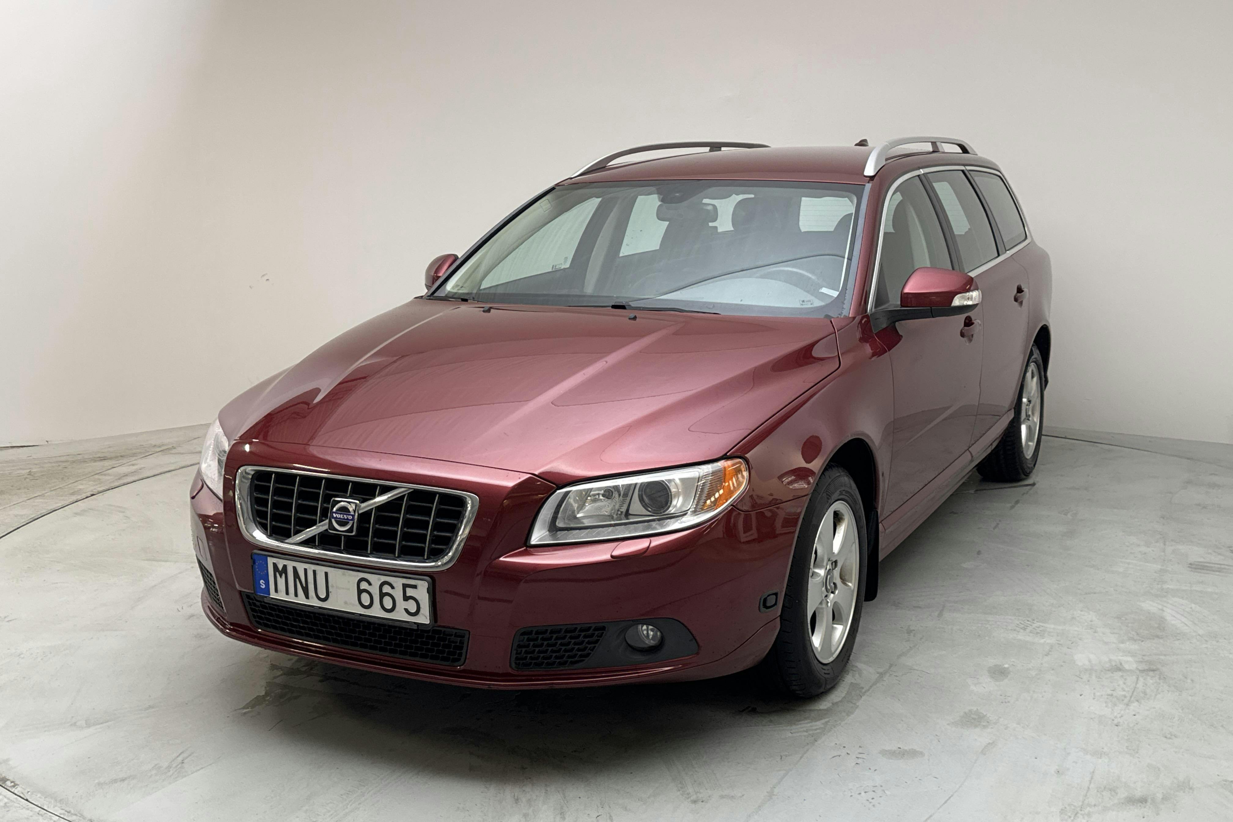 Volvo V70 II 2.0F (145hk) - 16 763 mil - Manuell - röd - 2009