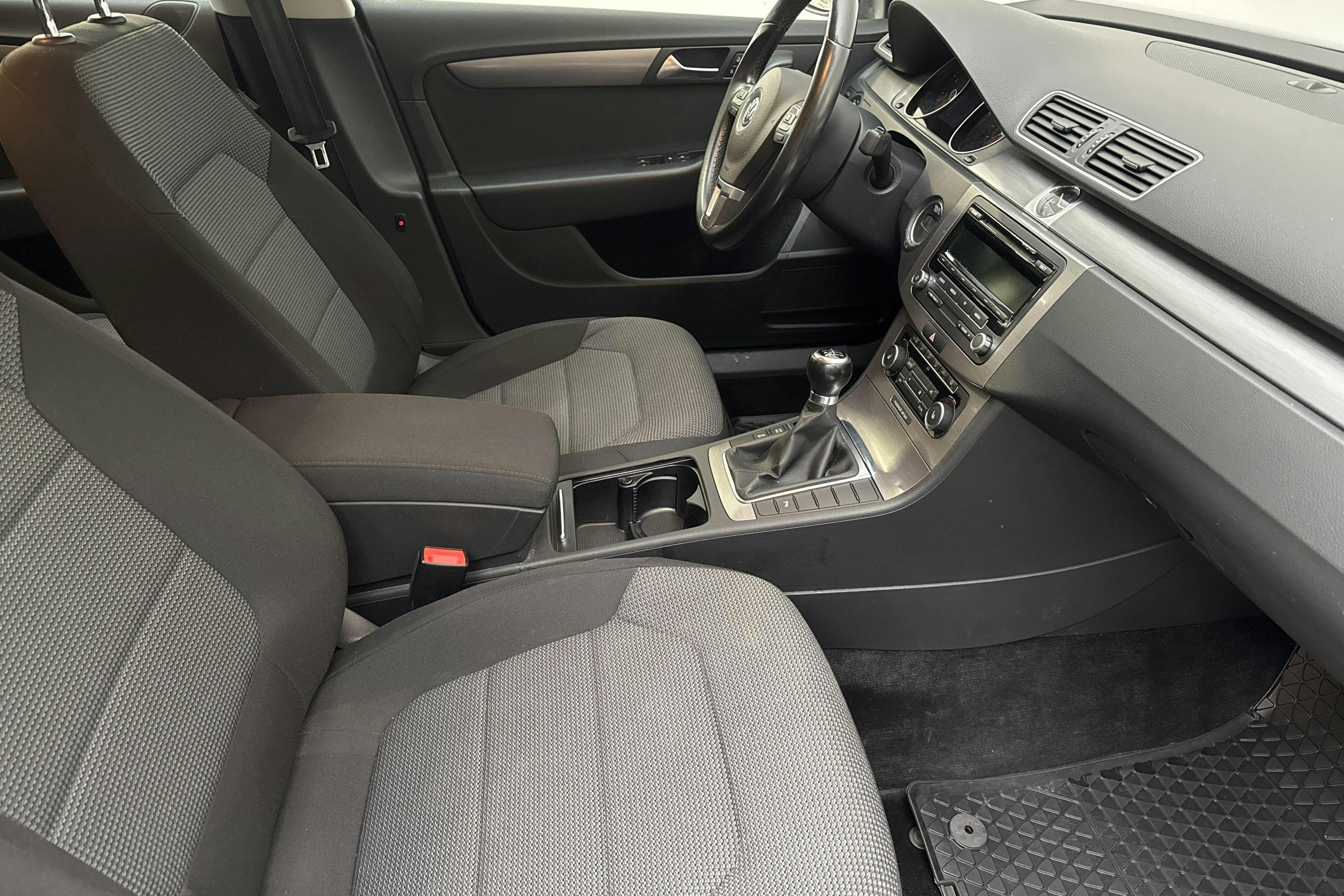 VW Passat 1.4 TSI EcoFuel Variant (150hk) - 15 138 mil - Manuell - Light Grey - 2012