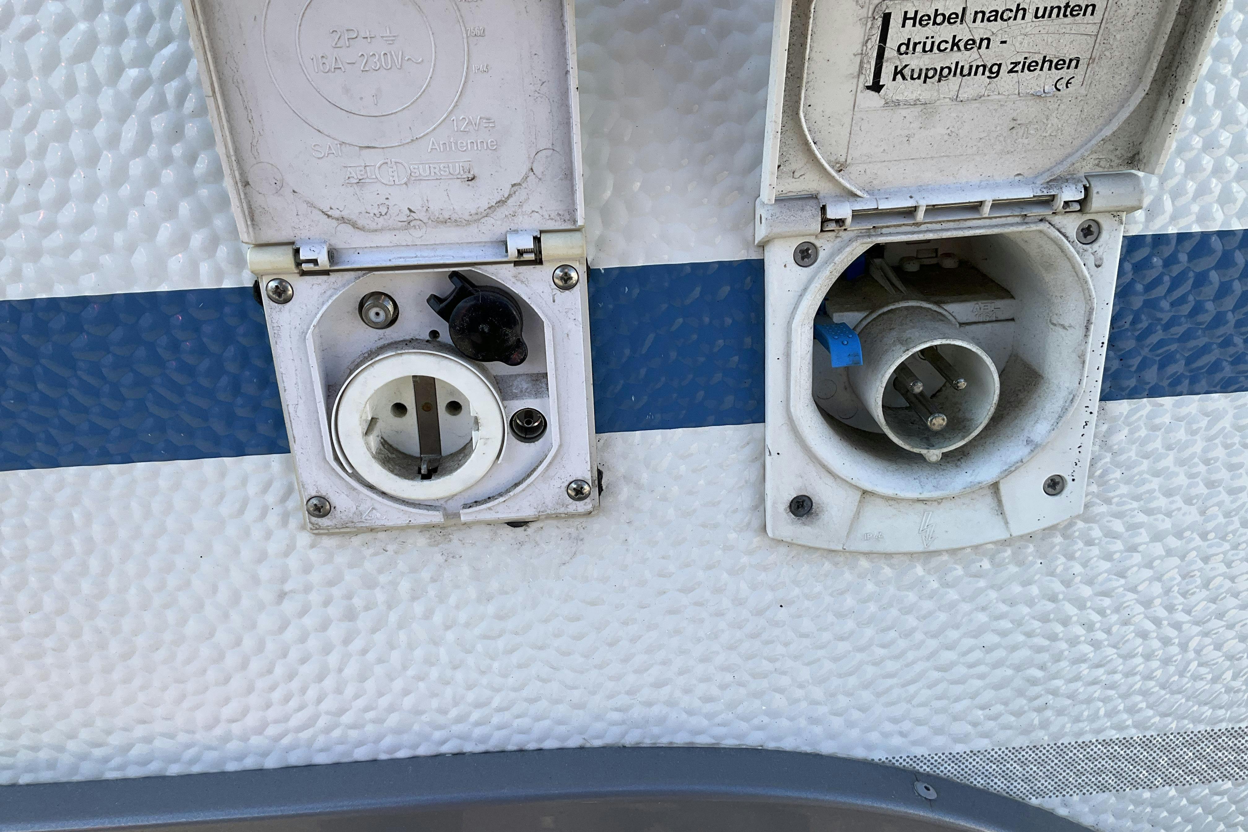 ADRIA CLASSICA 743 UT Husvagn med förtält - 0 km - vit - 2010