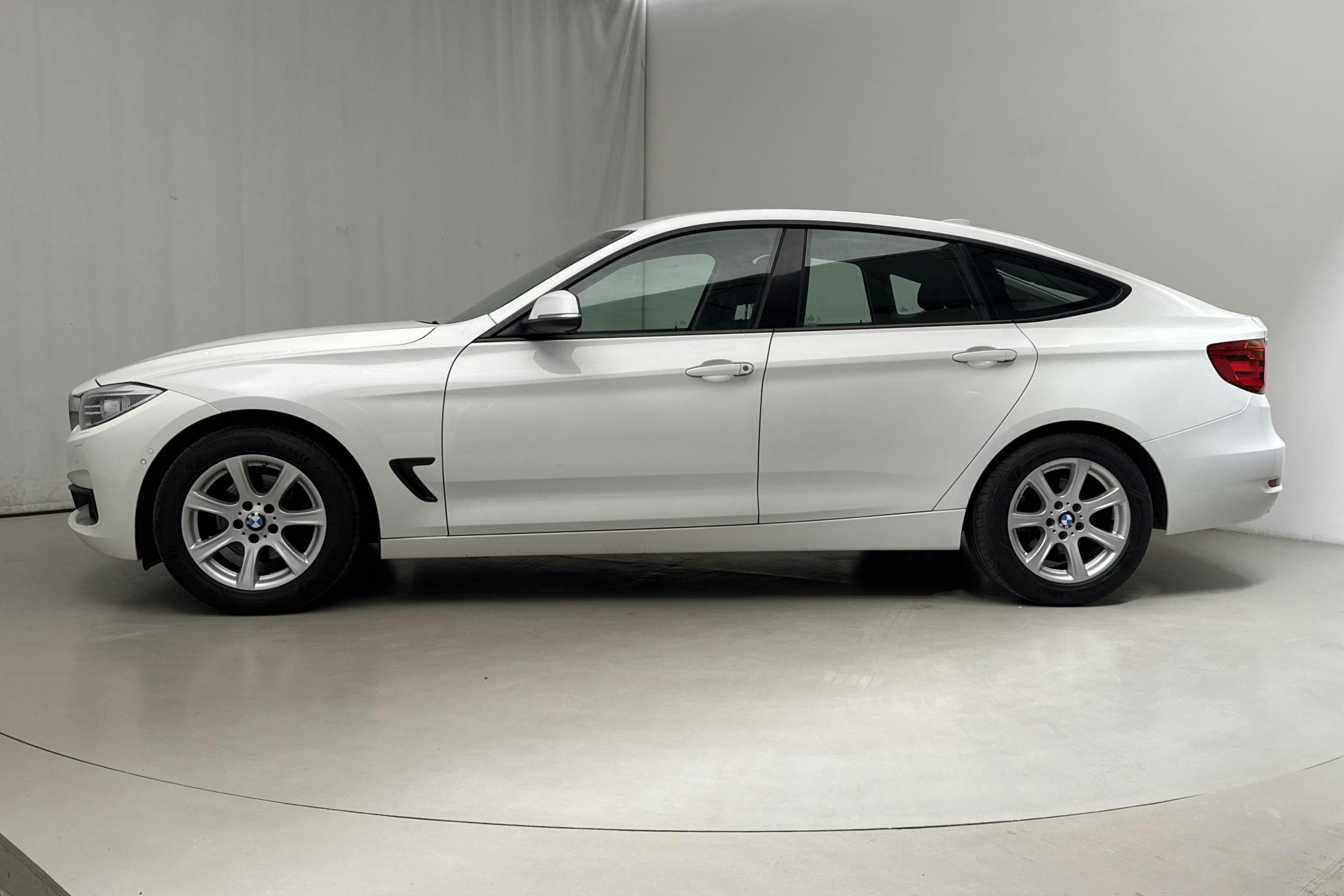 BMW 320d GT xDrive, F34 (184hk) - 18 858 mil - Automat - vit - 2015