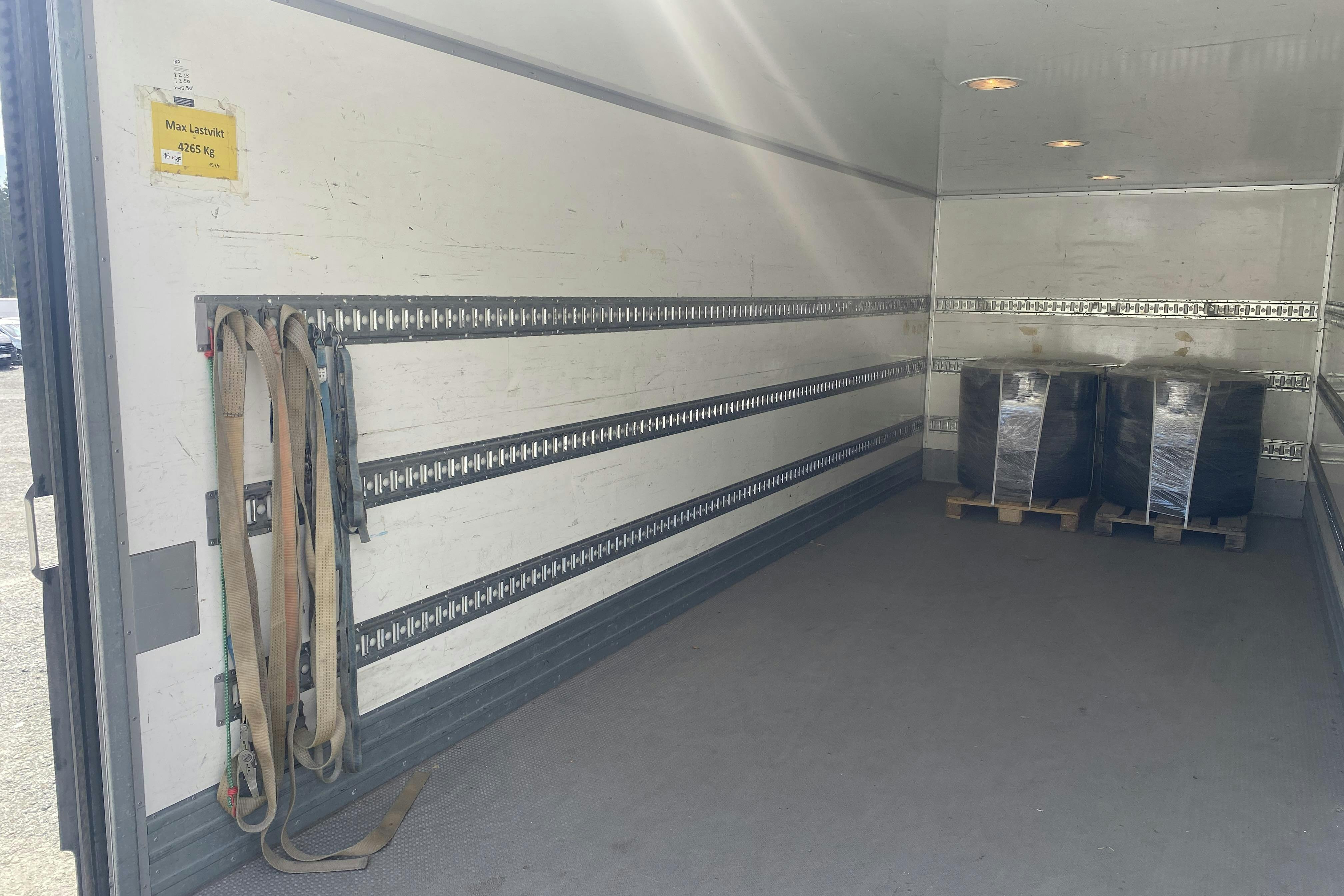 VOLVO FL240 - 267 444 km - Automat - vit - 2011