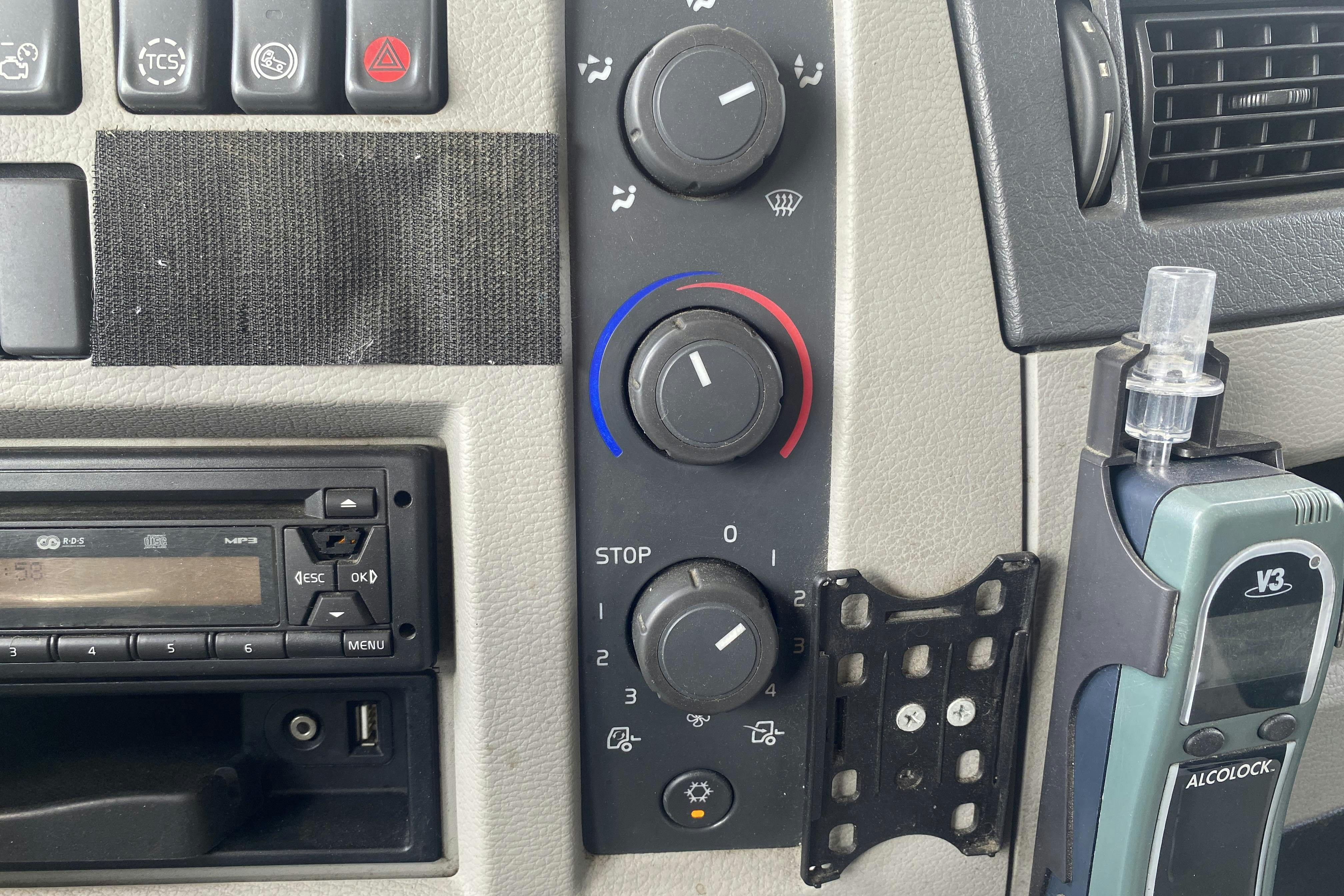VOLVO FL240 - 267 444 km - Automat - vit - 2011