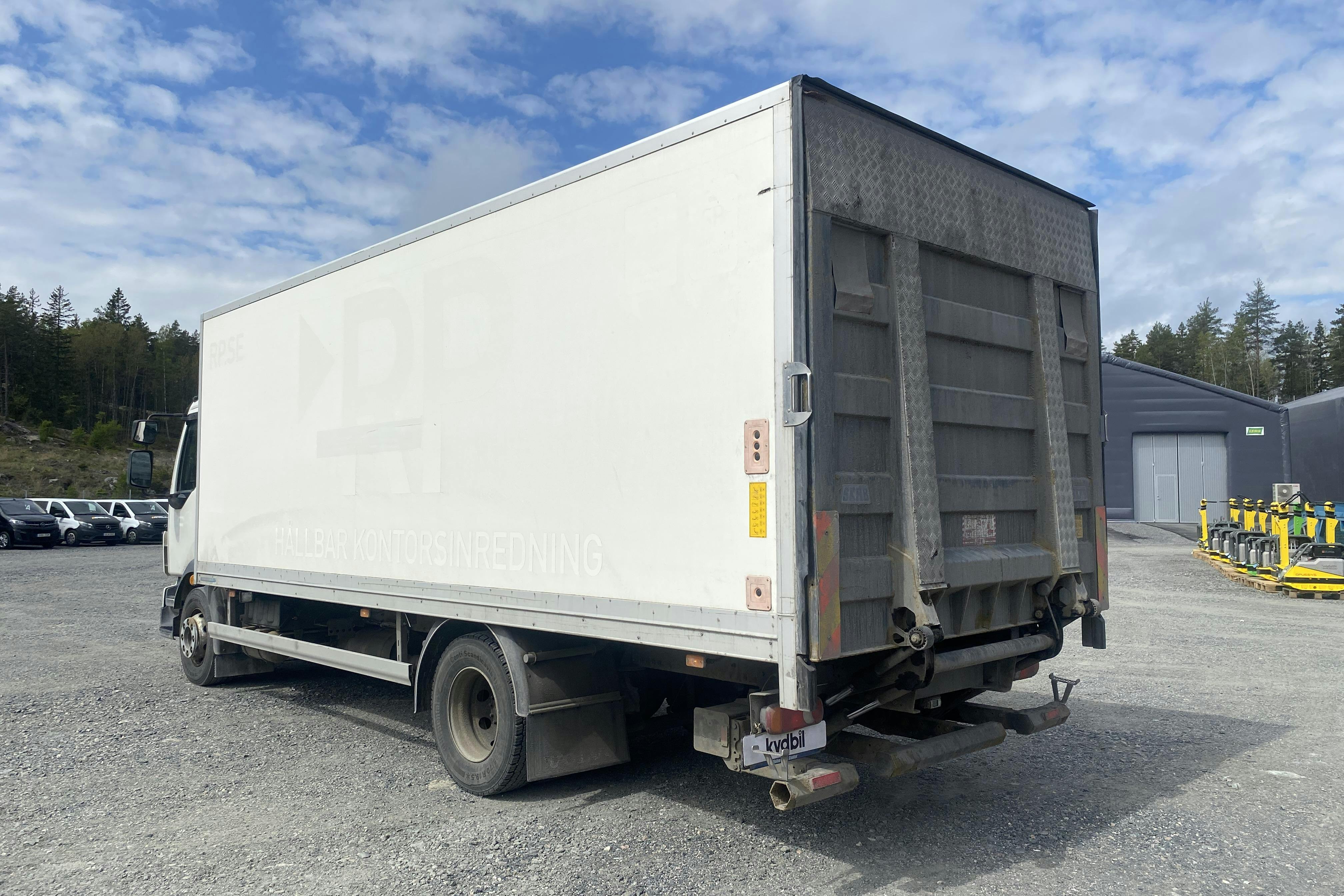 VOLVO FL240 - 267 444 km - Automat - vit - 2011