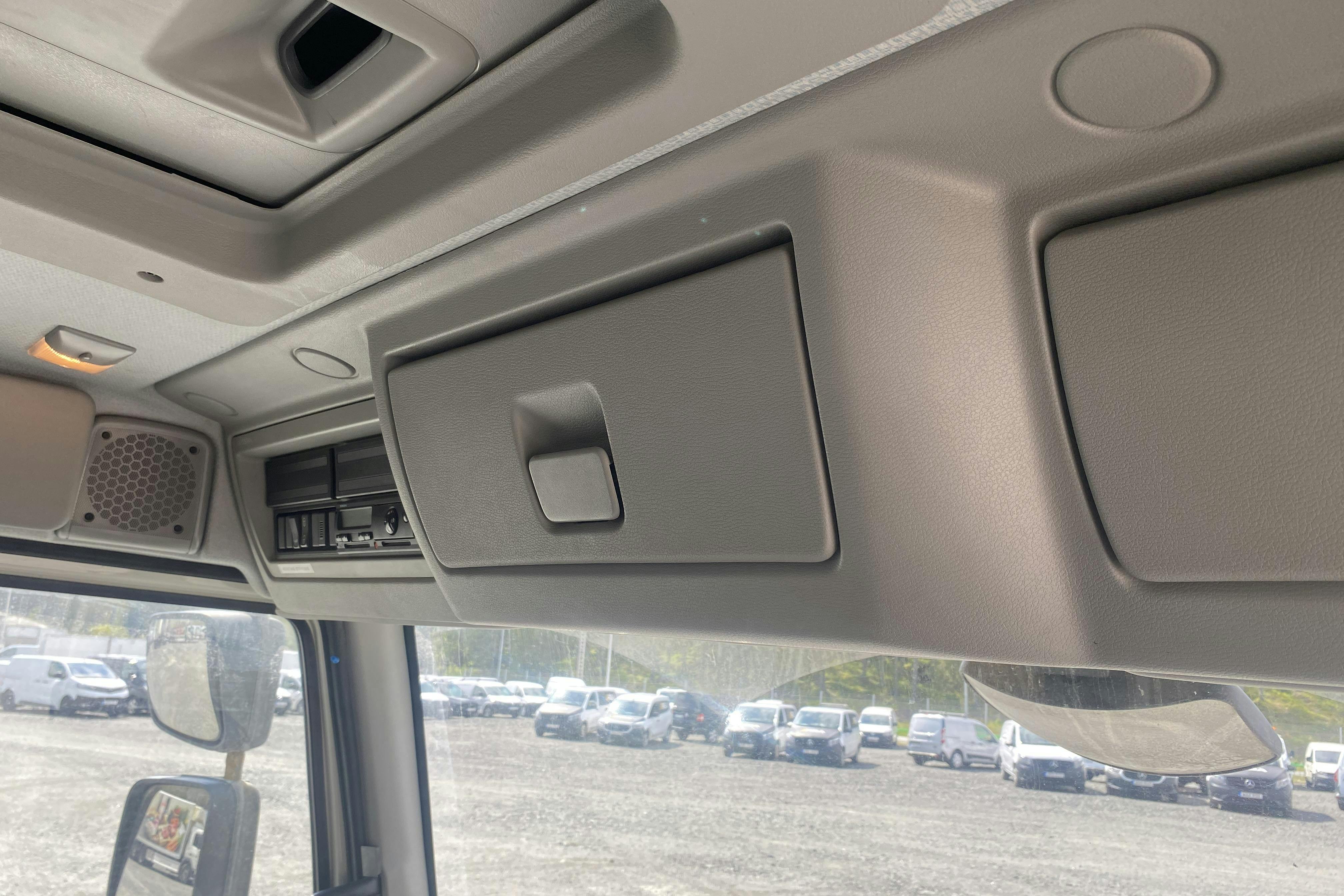 VOLVO FL240 - 267 444 km - Automat - vit - 2011