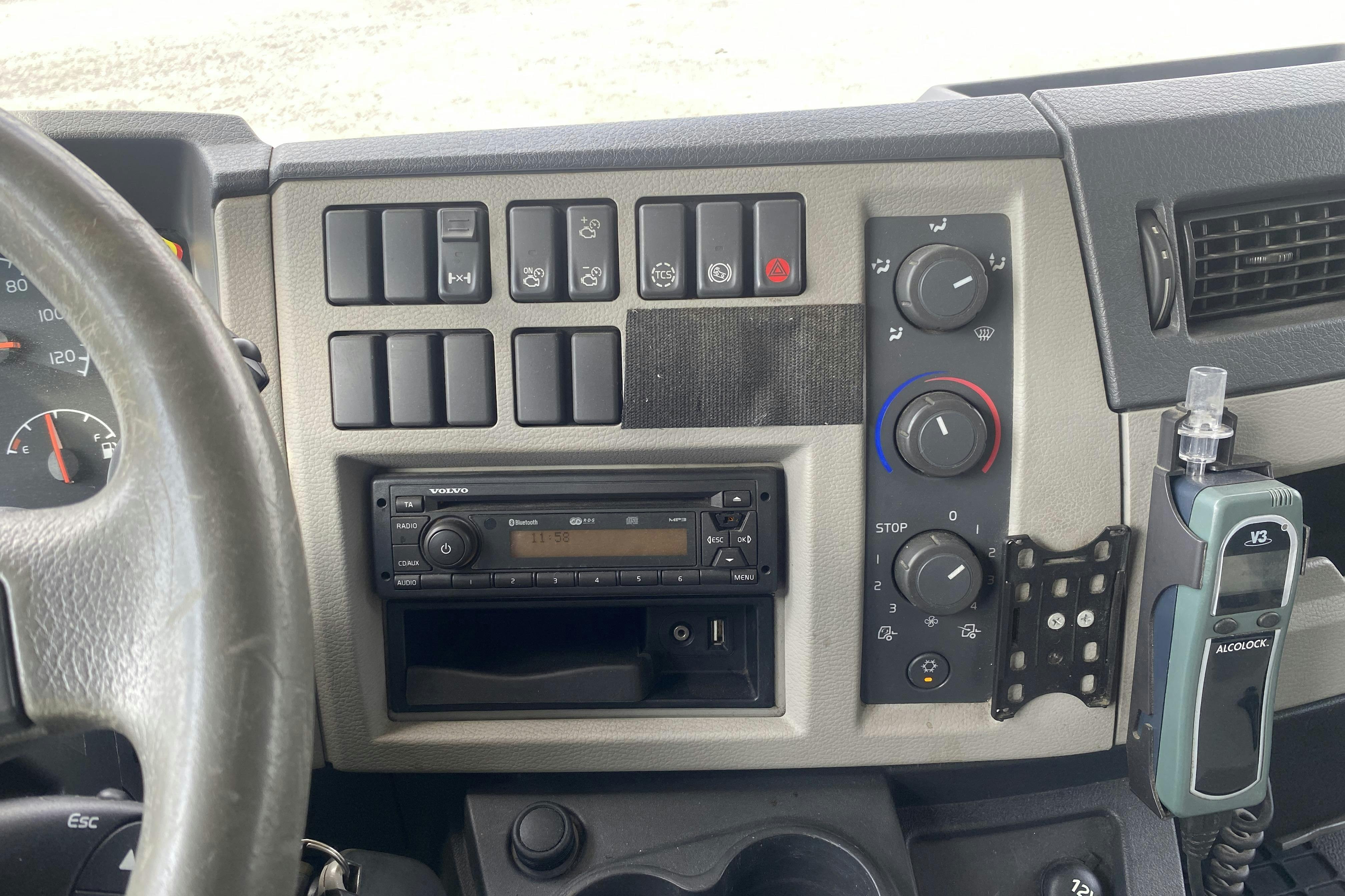 VOLVO FL240 - 267 444 km - Automat - vit - 2011
