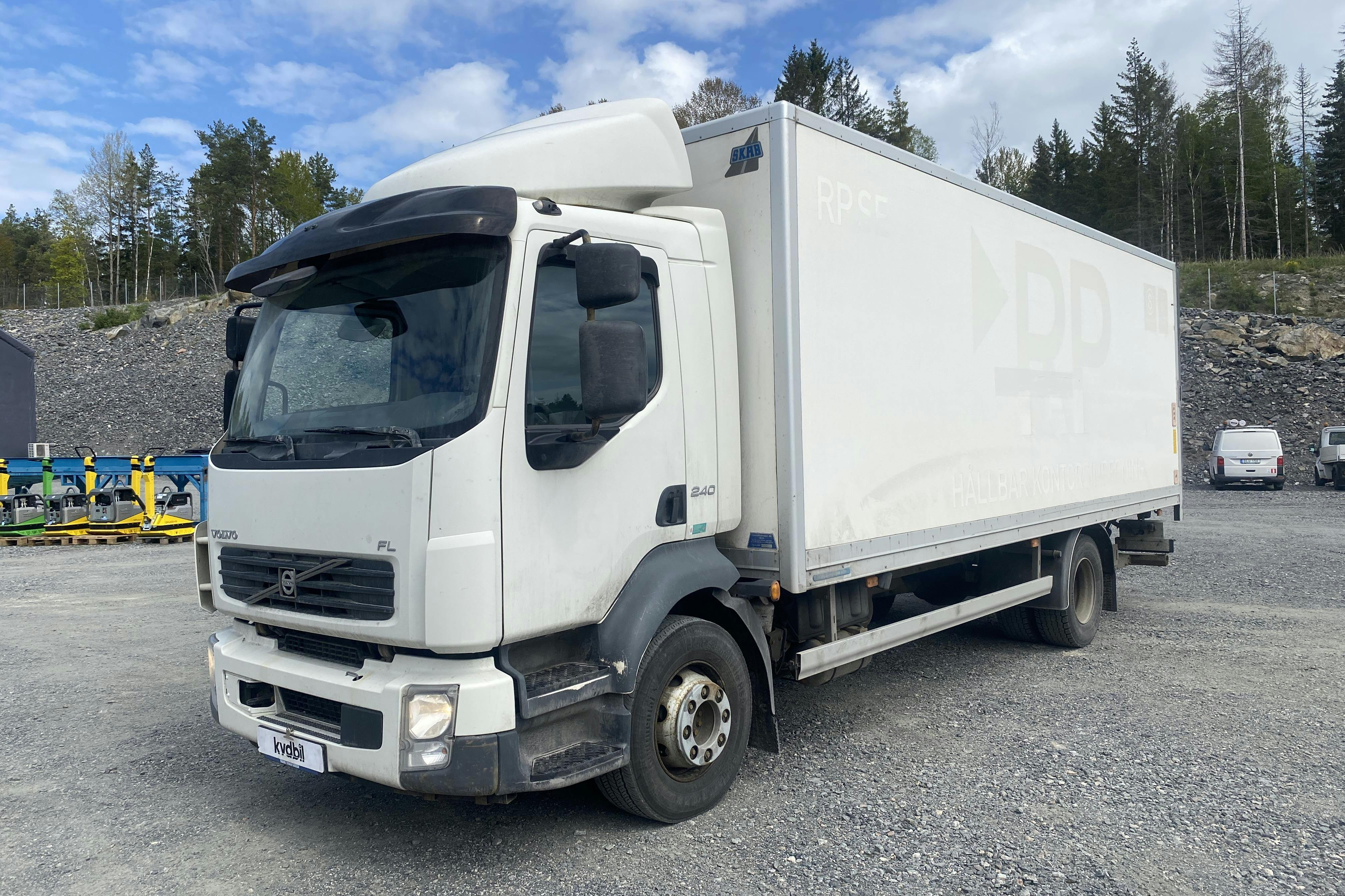 VOLVO FL240 - 267 444 km - Automat - vit - 2011