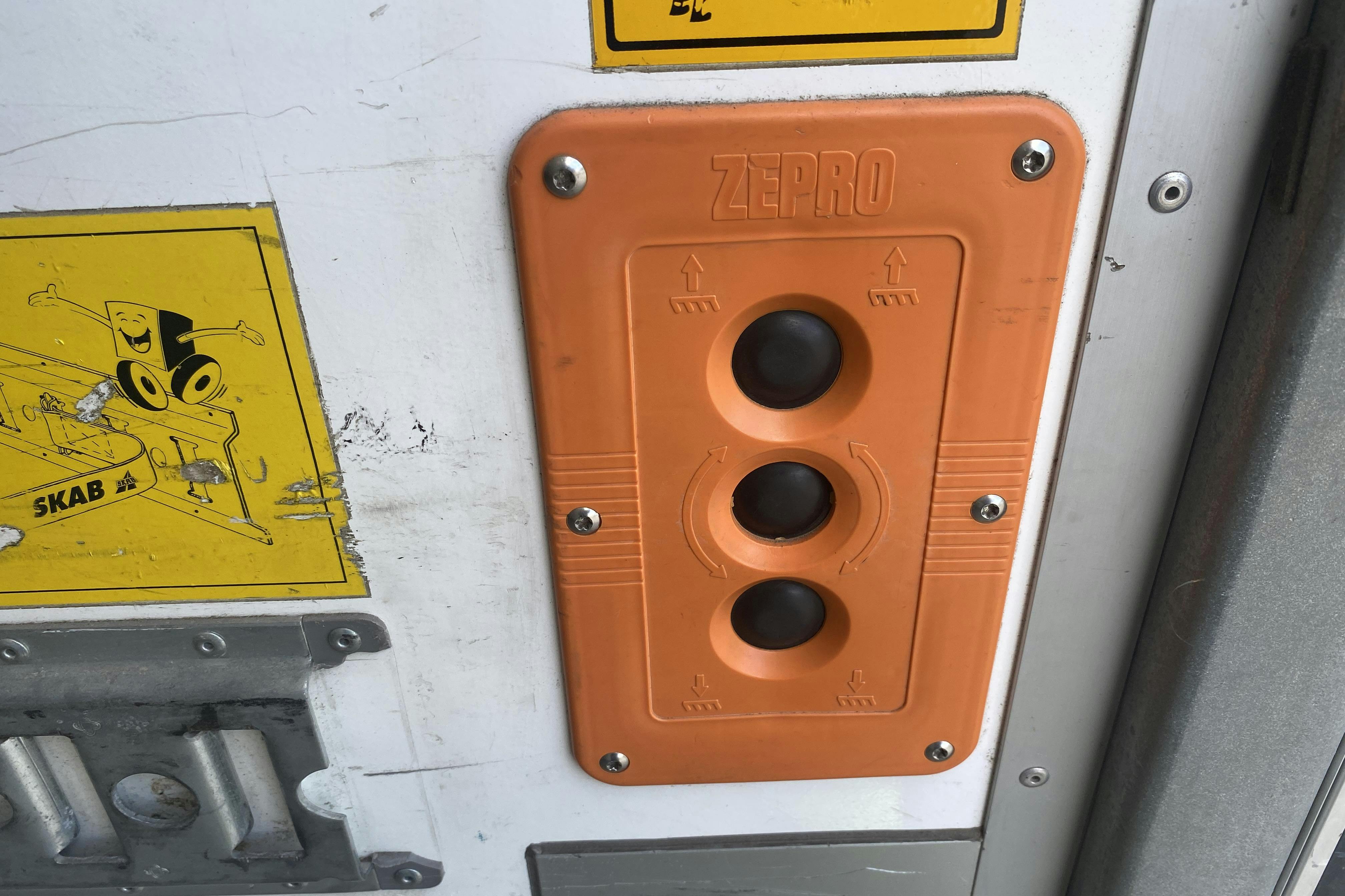 VOLVO FL240 - 267 444 km - Automat - vit - 2011