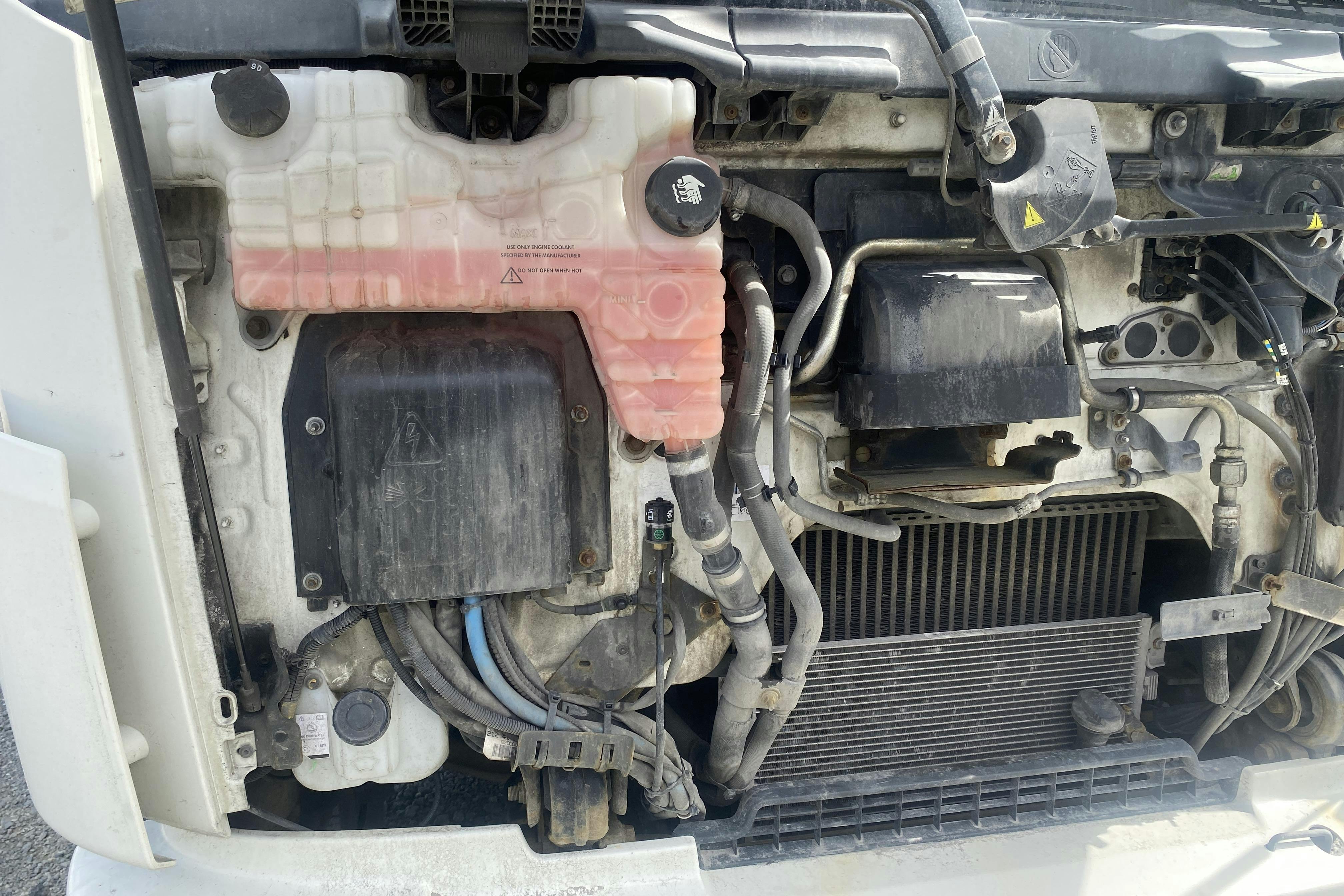 VOLVO FL240 - 267 444 km - Automat - vit - 2011