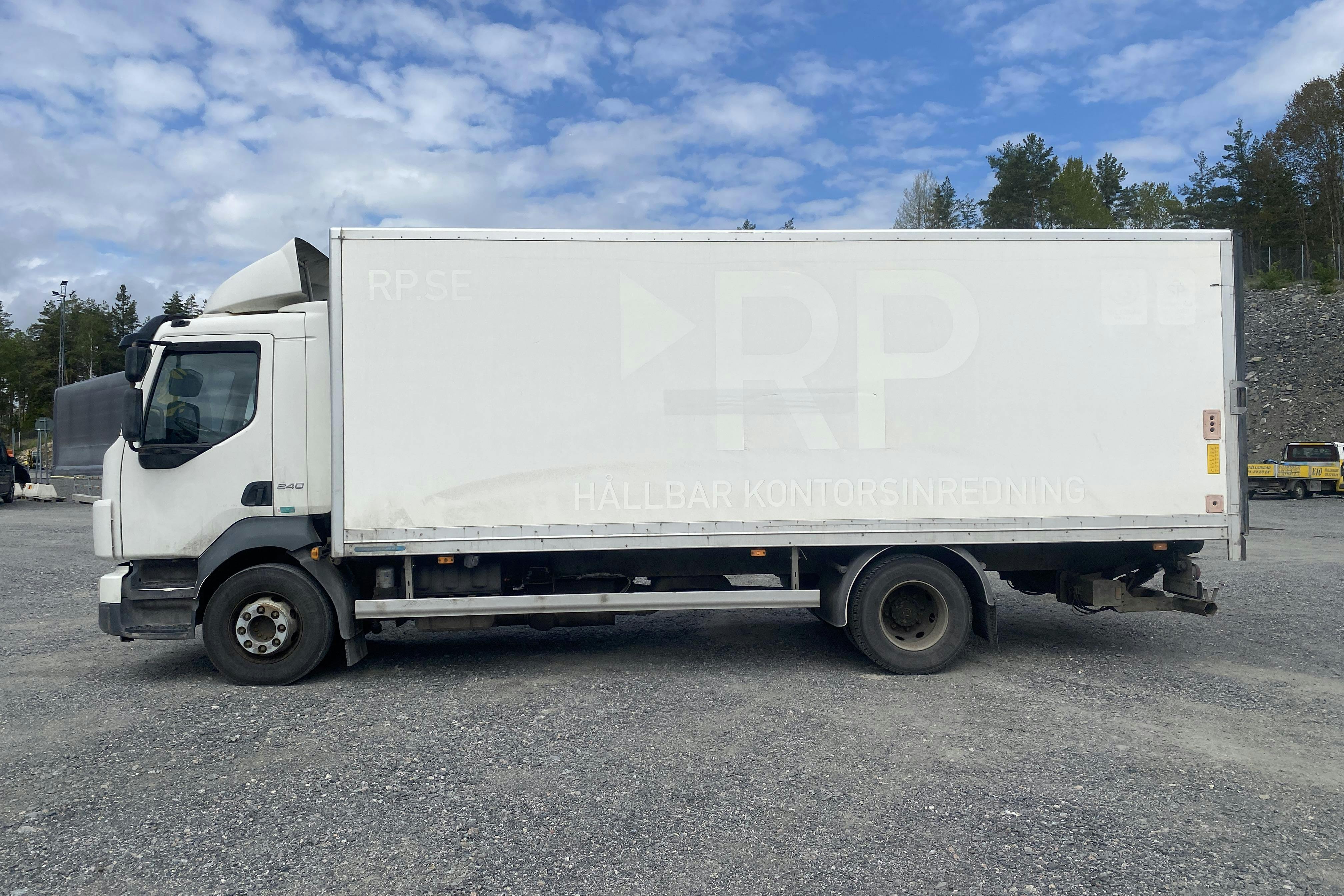 VOLVO FL240 - 267 444 km - Automat - vit - 2011