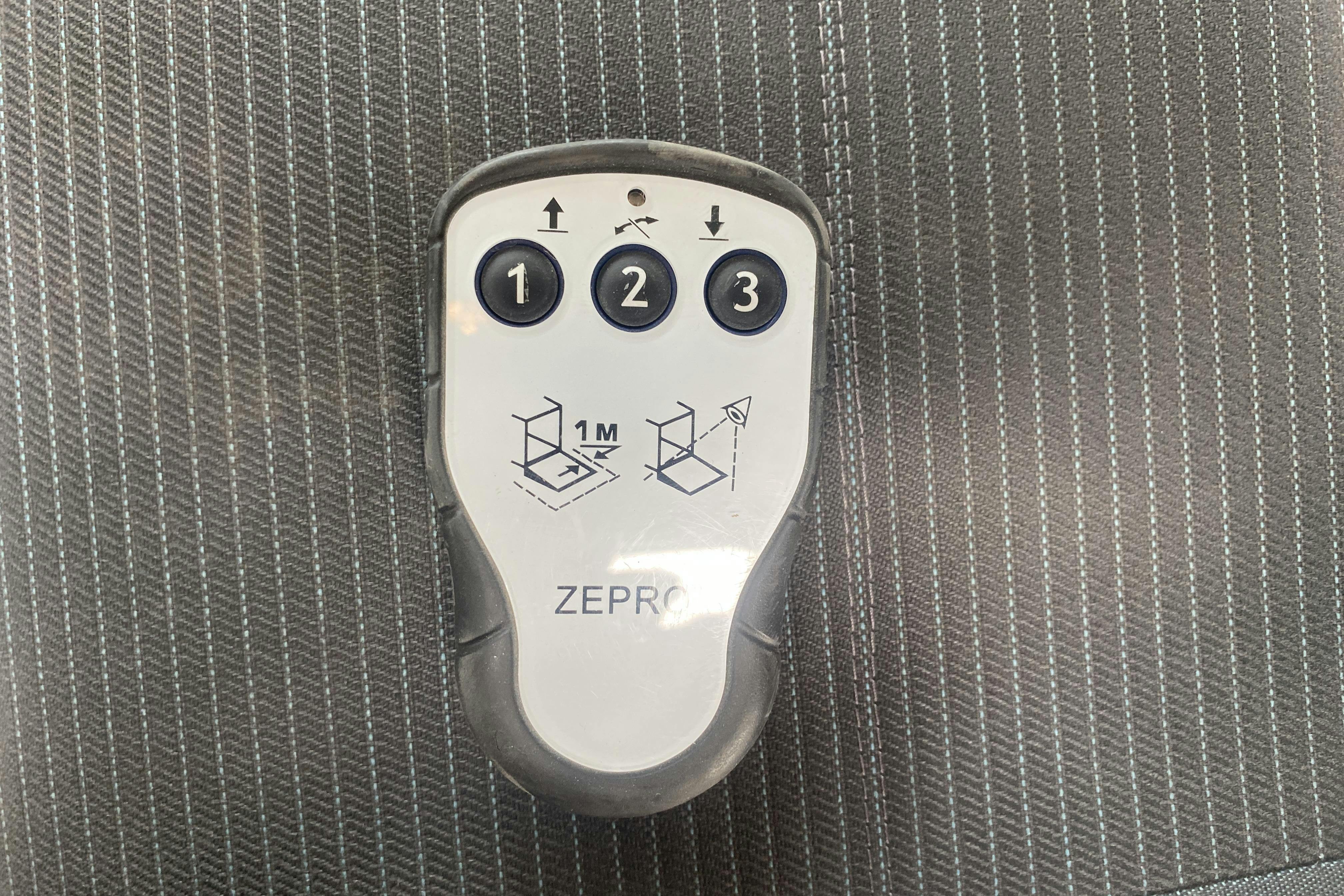 VOLVO FL240 - 267 444 km - Automat - vit - 2011