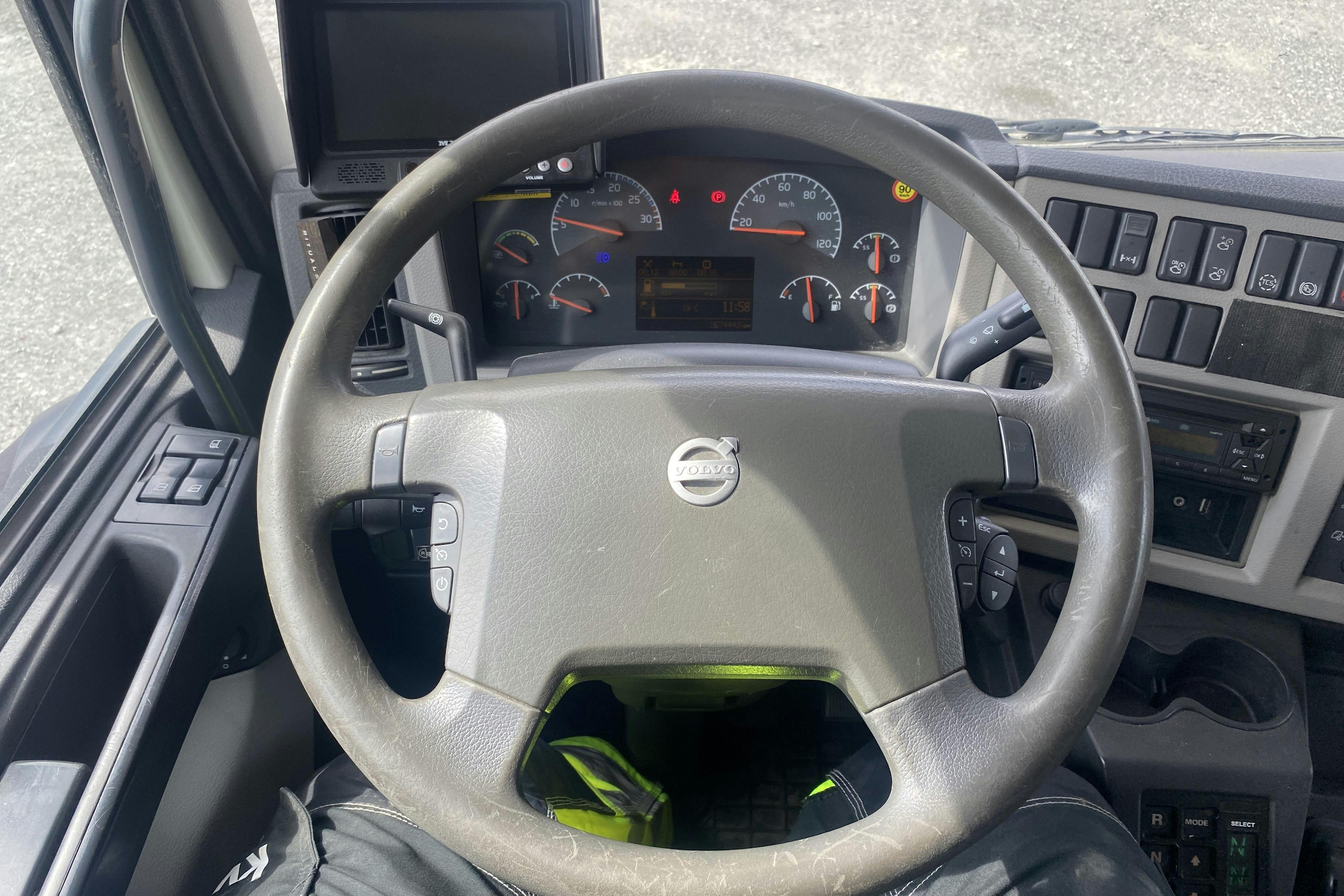 VOLVO FL240 - 267 444 km - Automat - vit - 2011
