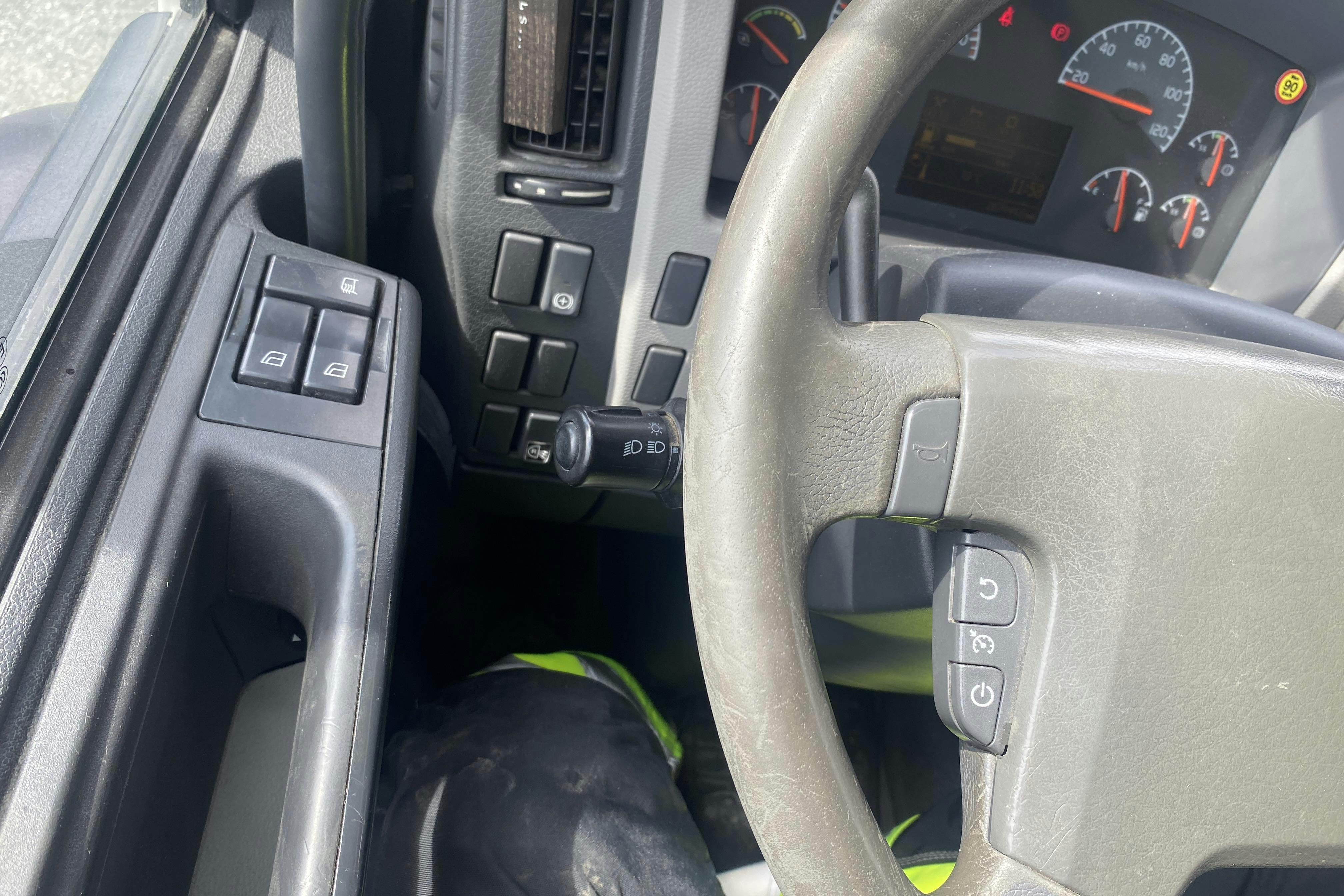 VOLVO FL240 - 267 444 km - Automat - vit - 2011