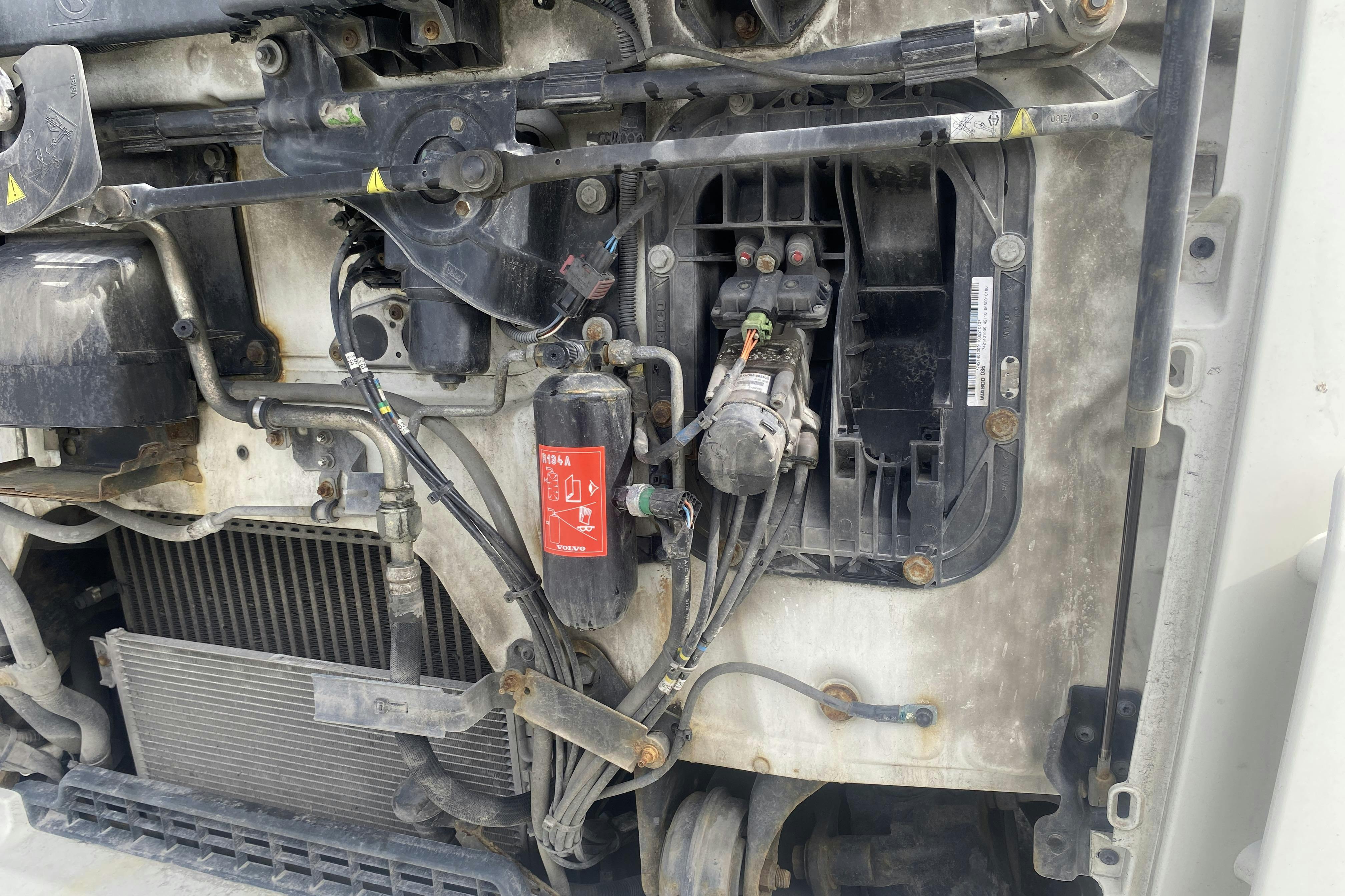 VOLVO FL240 - 267 444 km - Automat - vit - 2011