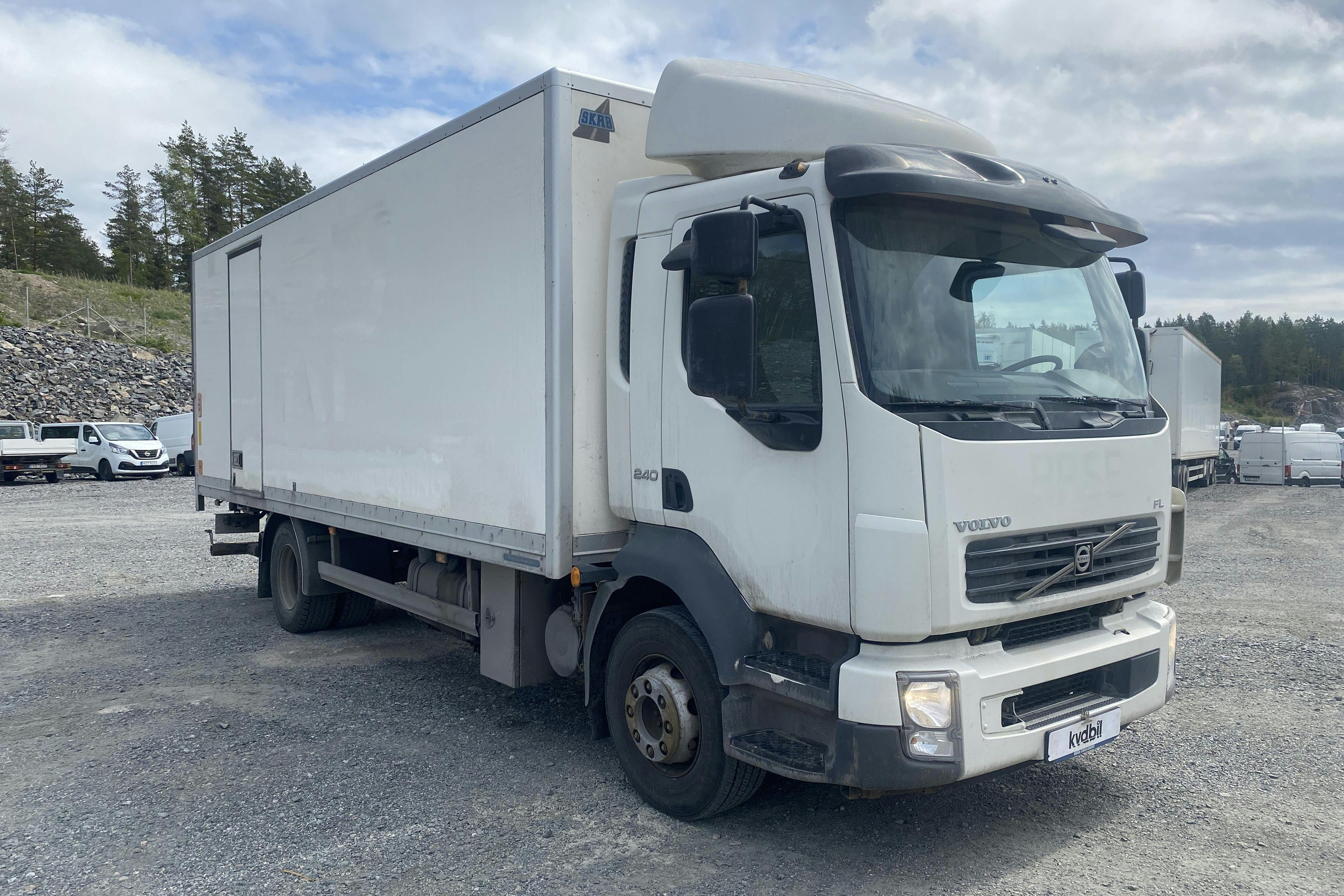 VOLVO FL240 - 267 444 km - Automat - vit - 2011