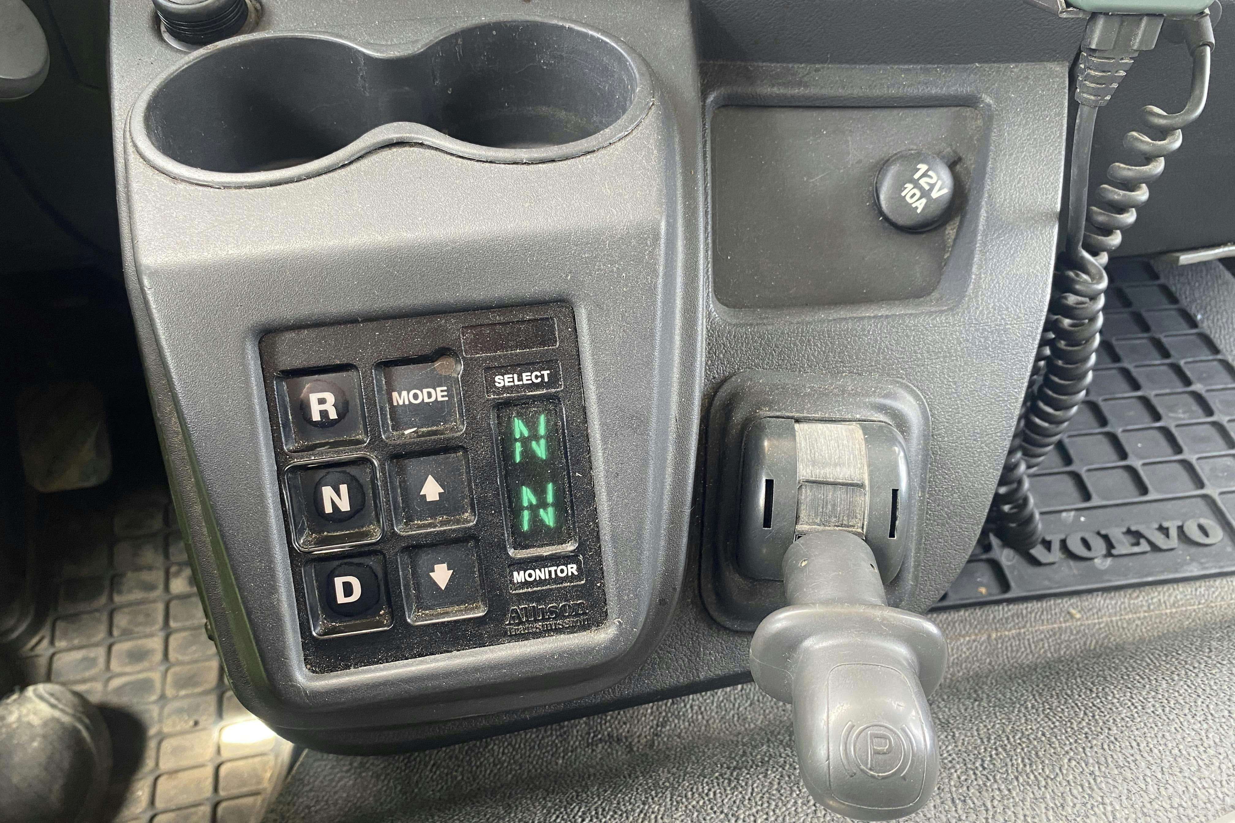 VOLVO FL240 - 267 444 km - Automat - vit - 2011