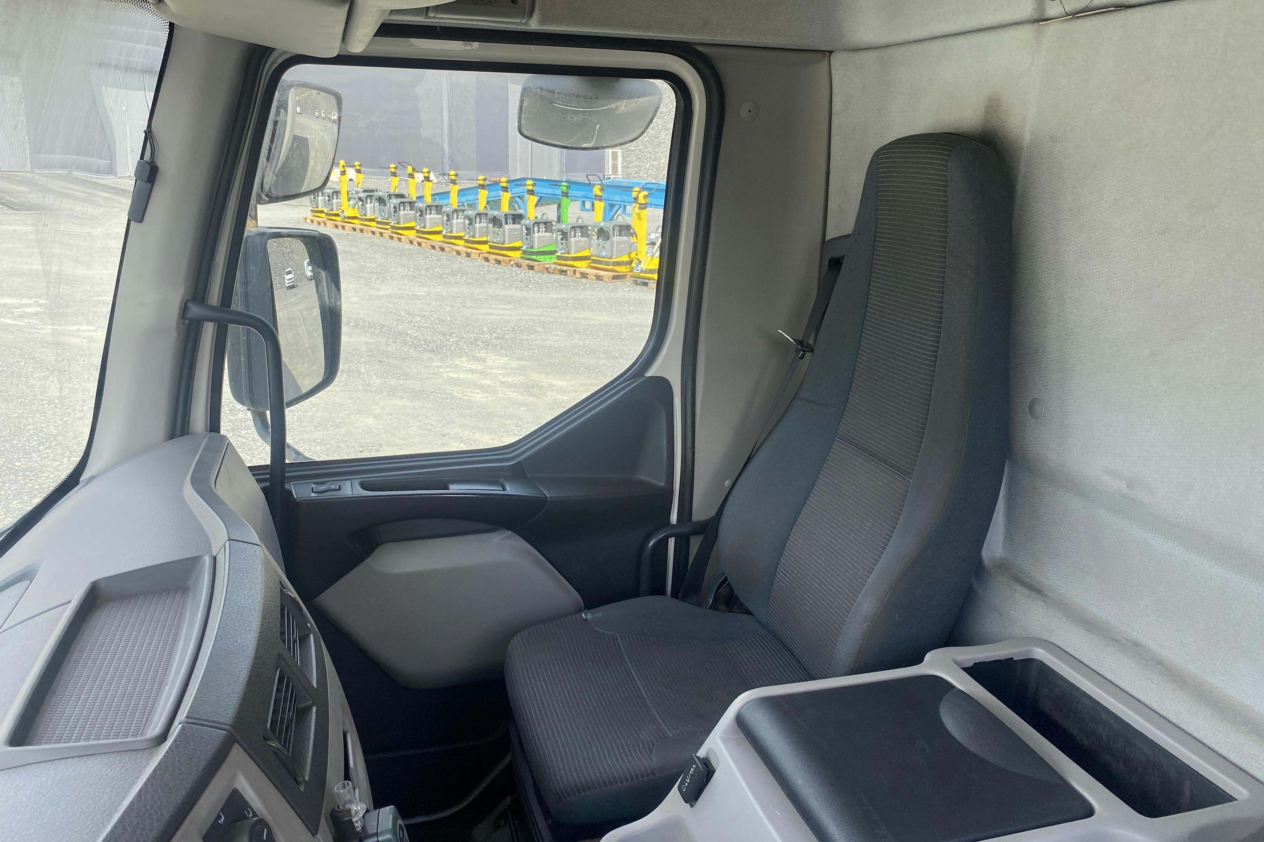 VOLVO FL240 - 267 444 km - Automat - vit - 2011