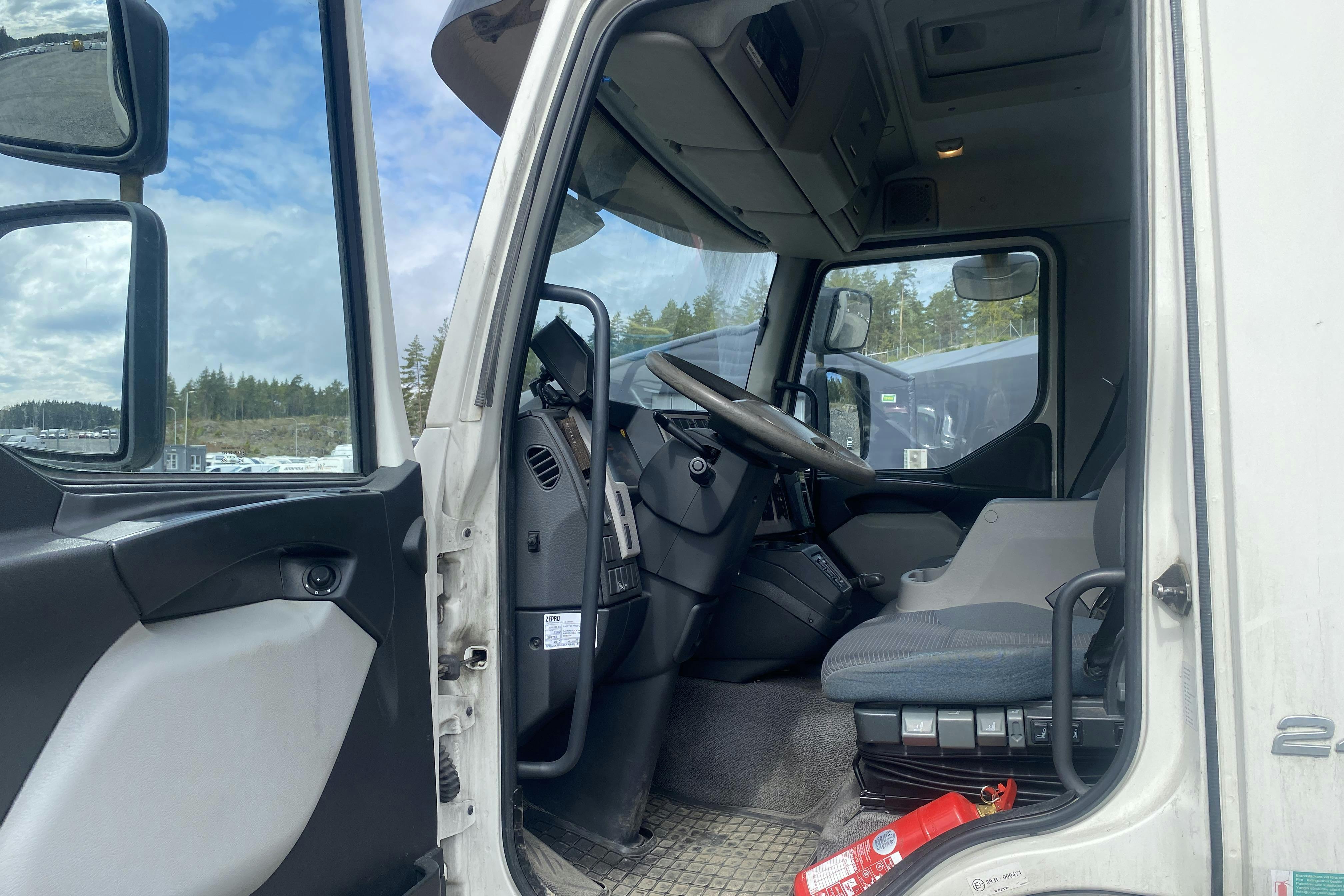 VOLVO FL240 - 267 444 km - Automat - vit - 2011