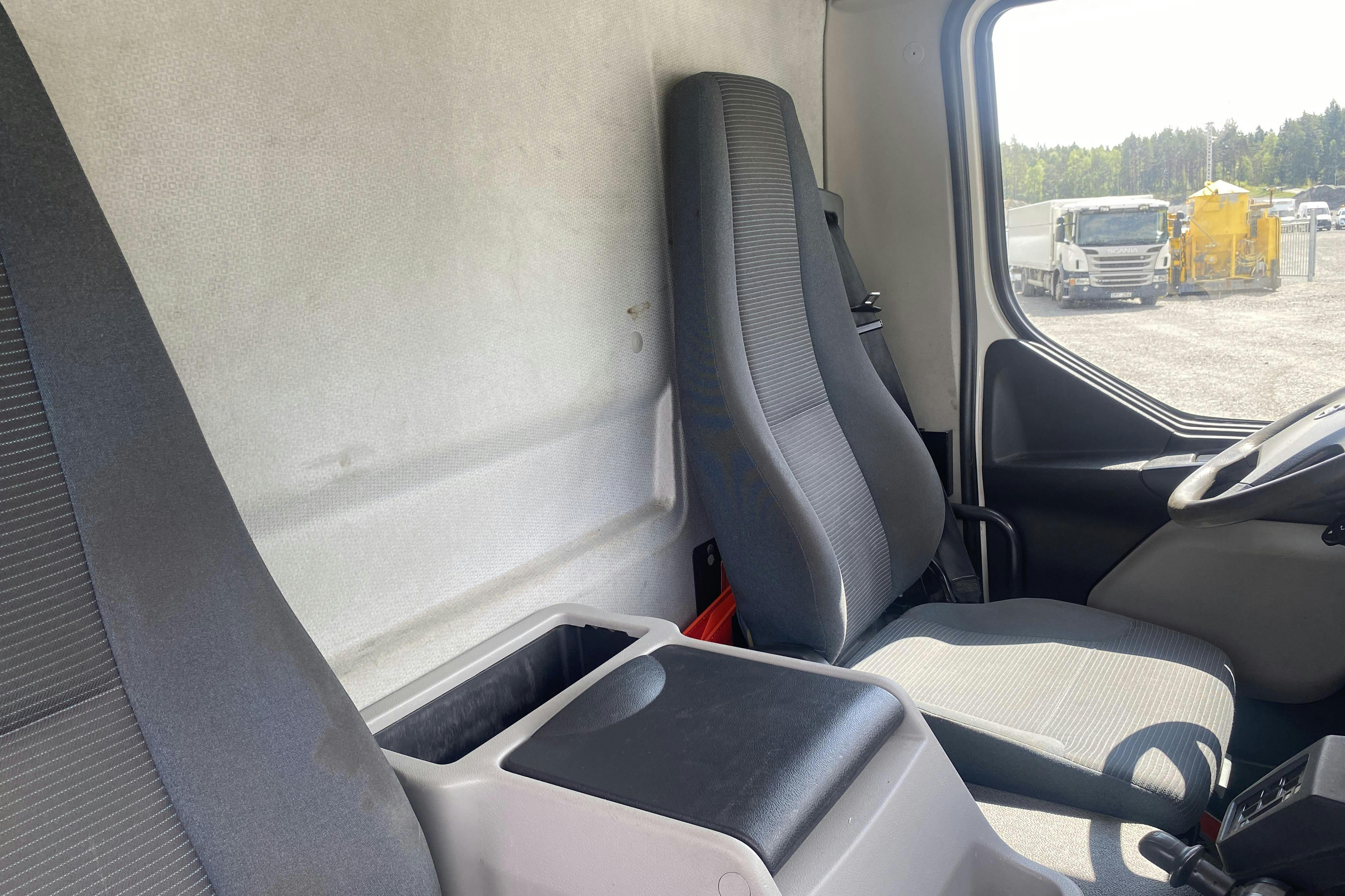 VOLVO FL240 - 267 444 km - Automat - vit - 2011