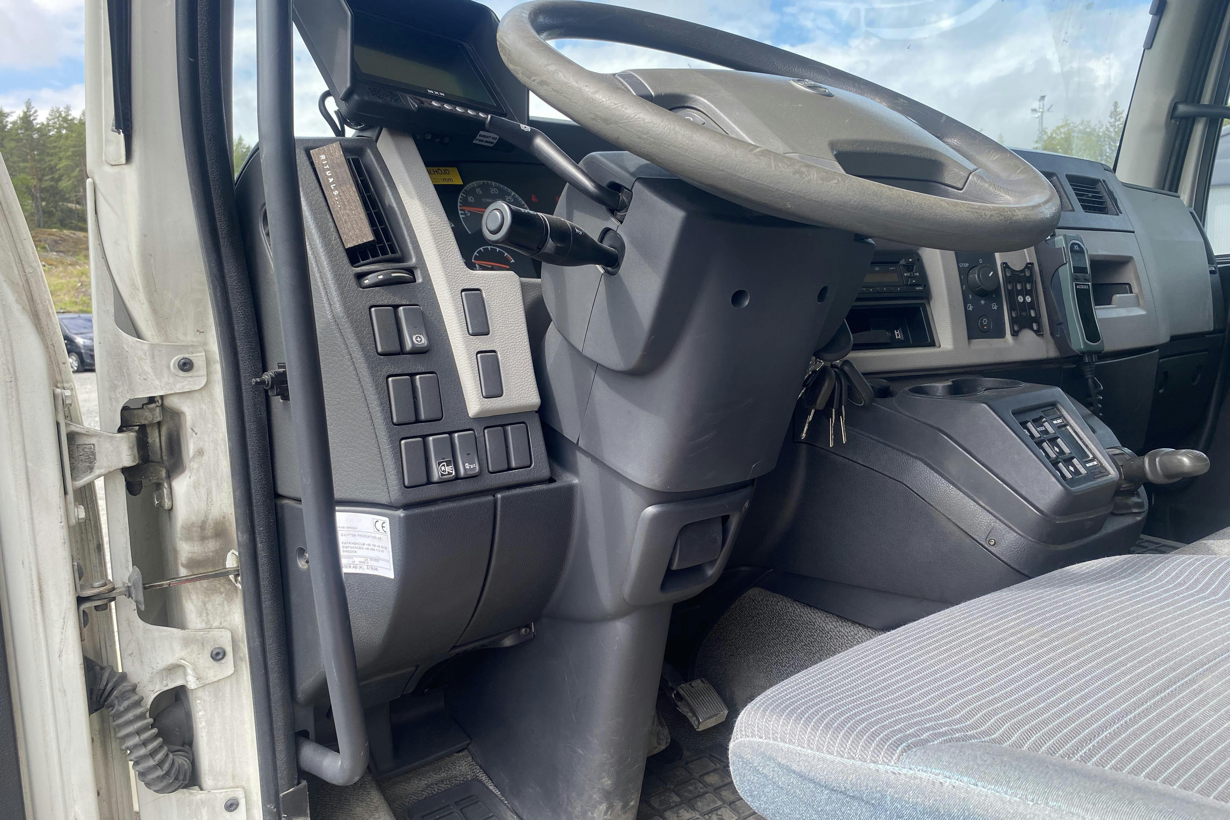 VOLVO FL240 - 267 444 km - Automat - vit - 2011