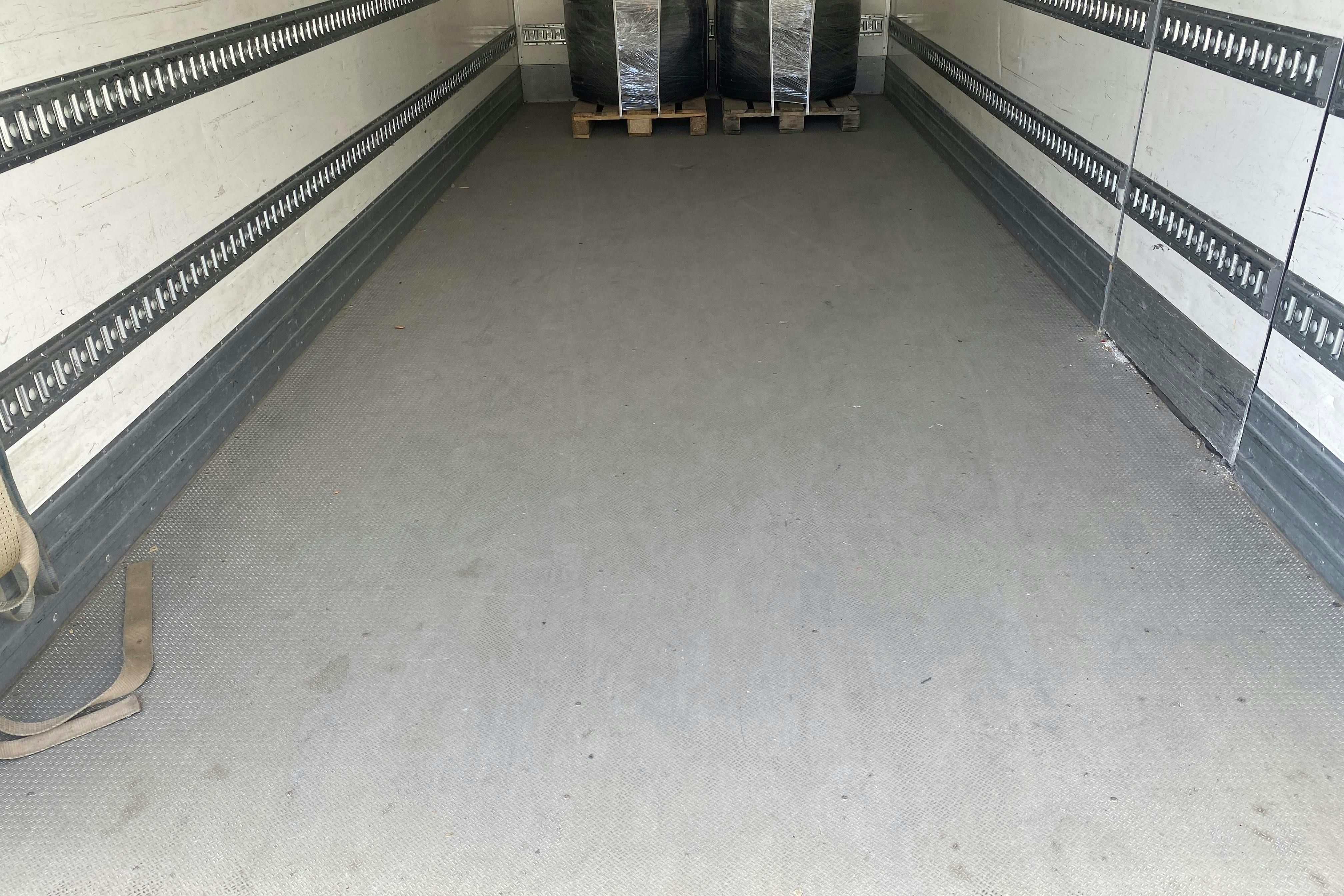 VOLVO FL240 - 267 444 km - Automat - vit - 2011