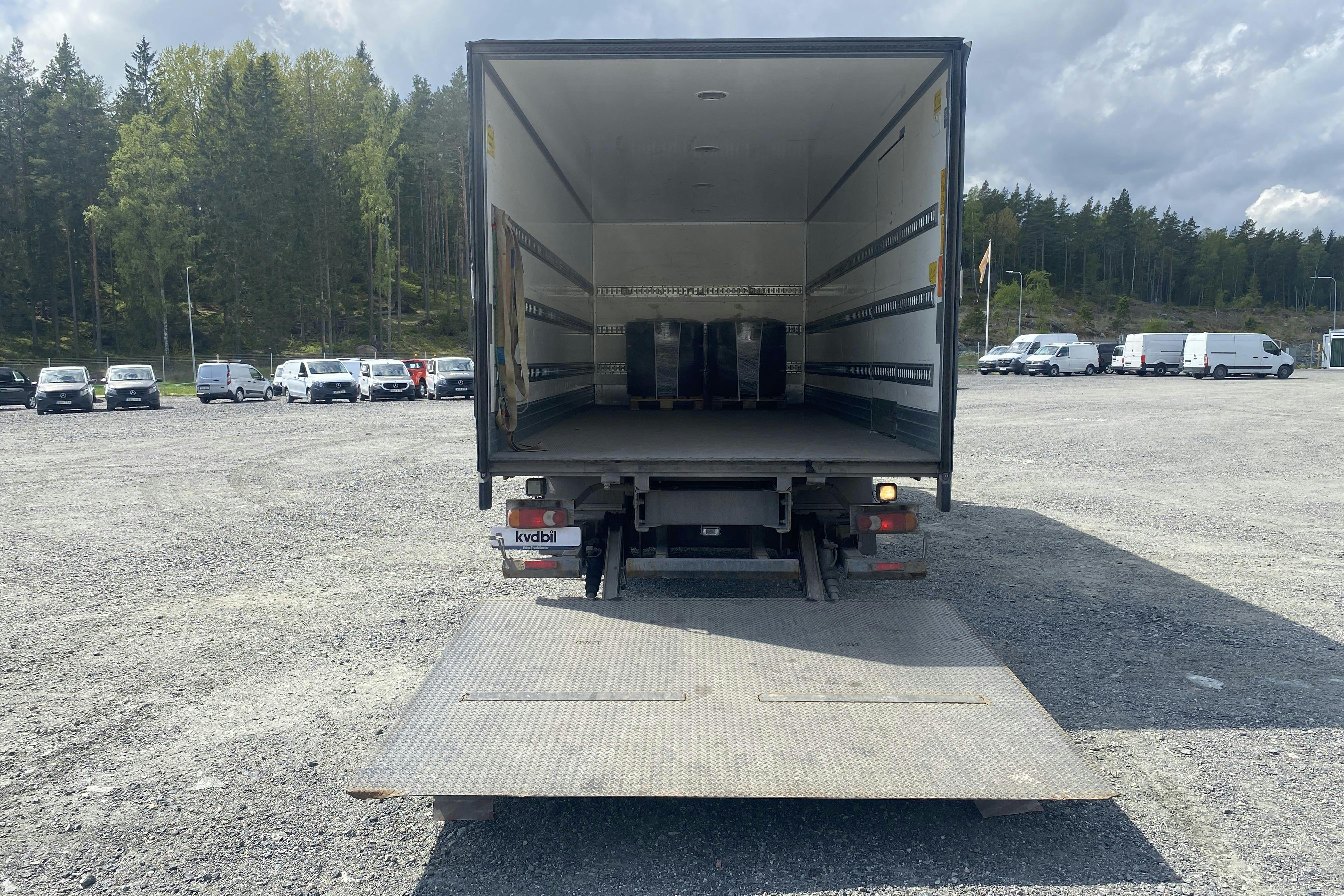VOLVO FL240 - 267 444 km - Automat - vit - 2011