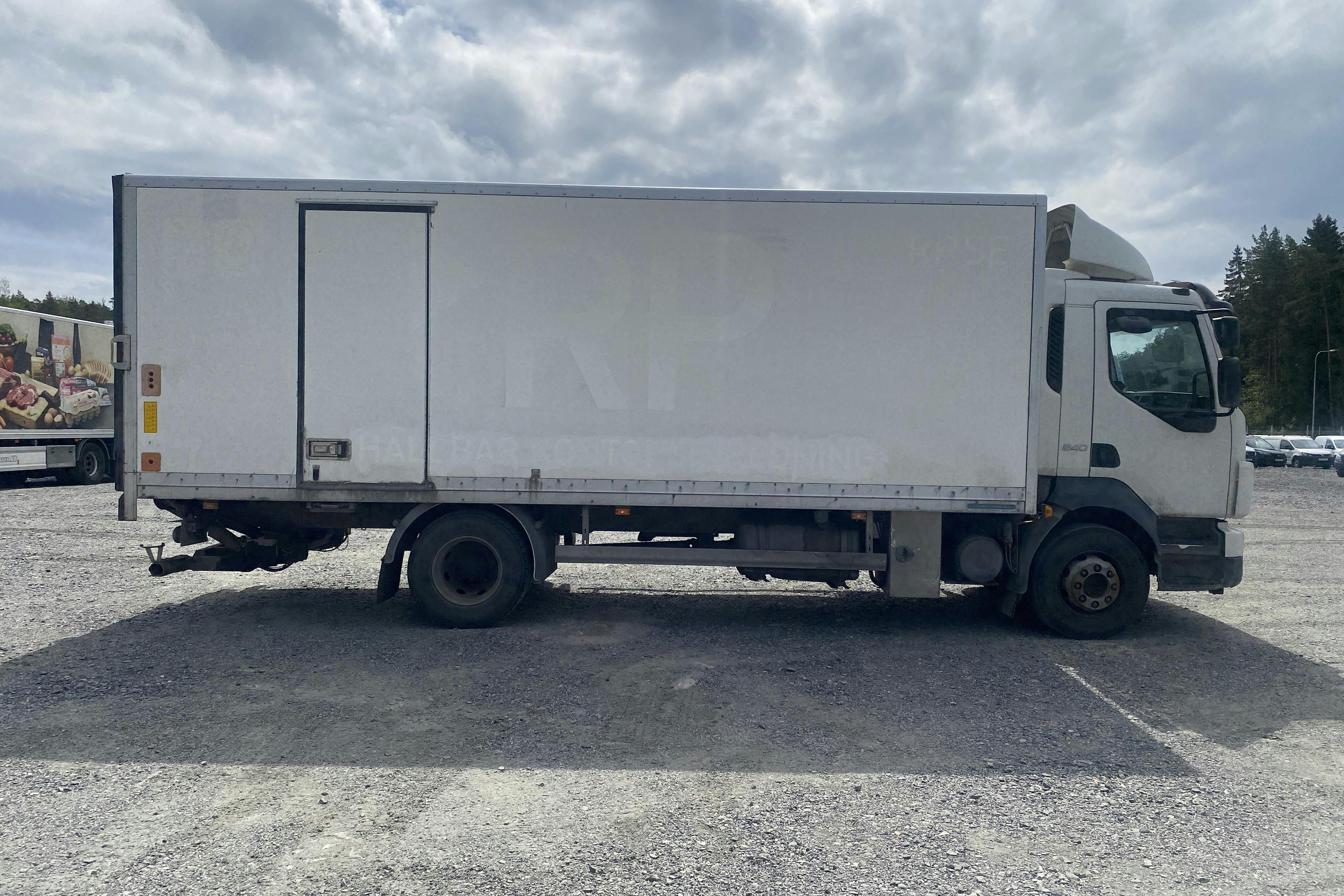 VOLVO FL240 - 267 444 km - Automat - vit - 2011