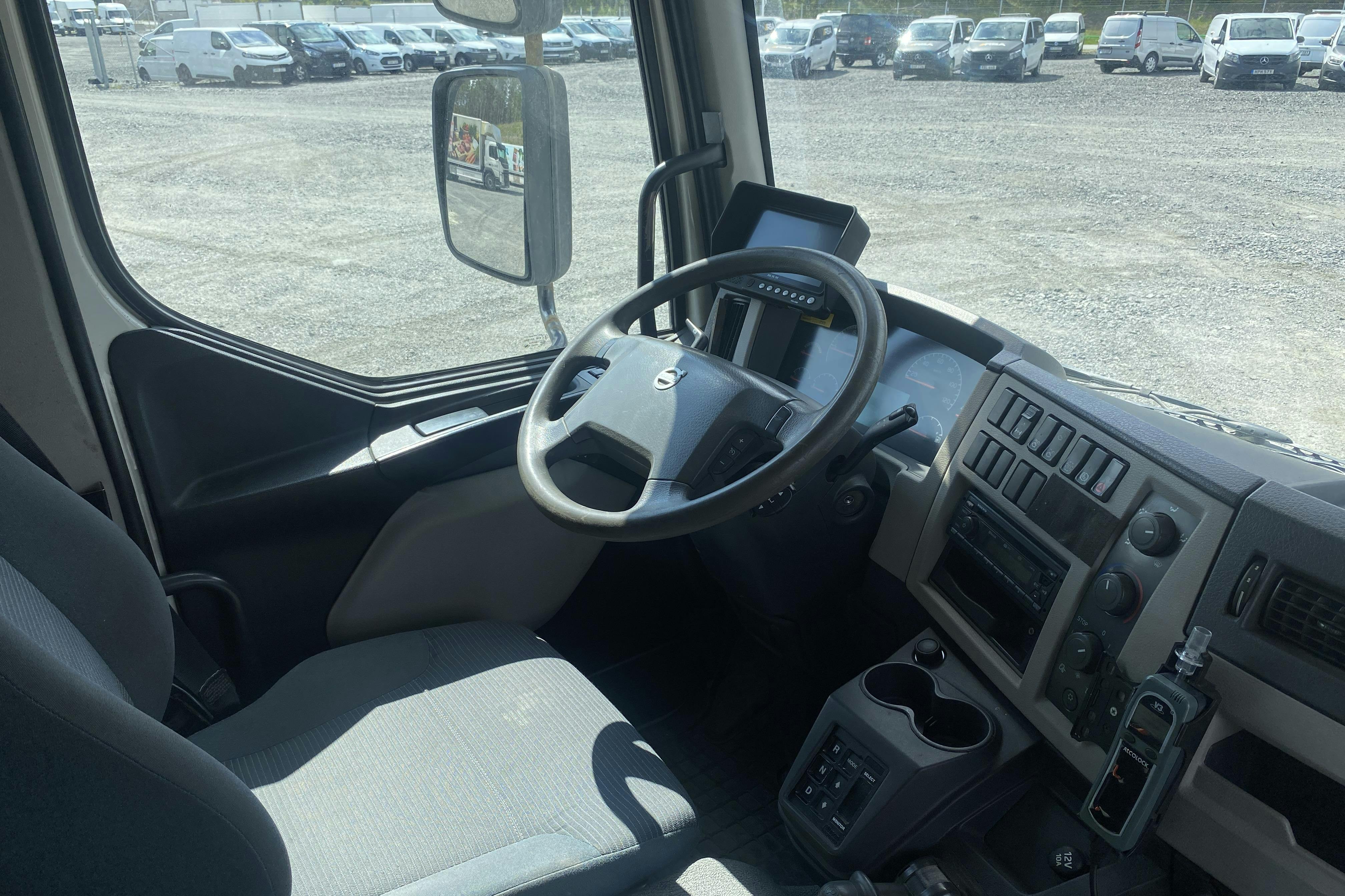 VOLVO FL240 - 267 444 km - Automat - vit - 2011