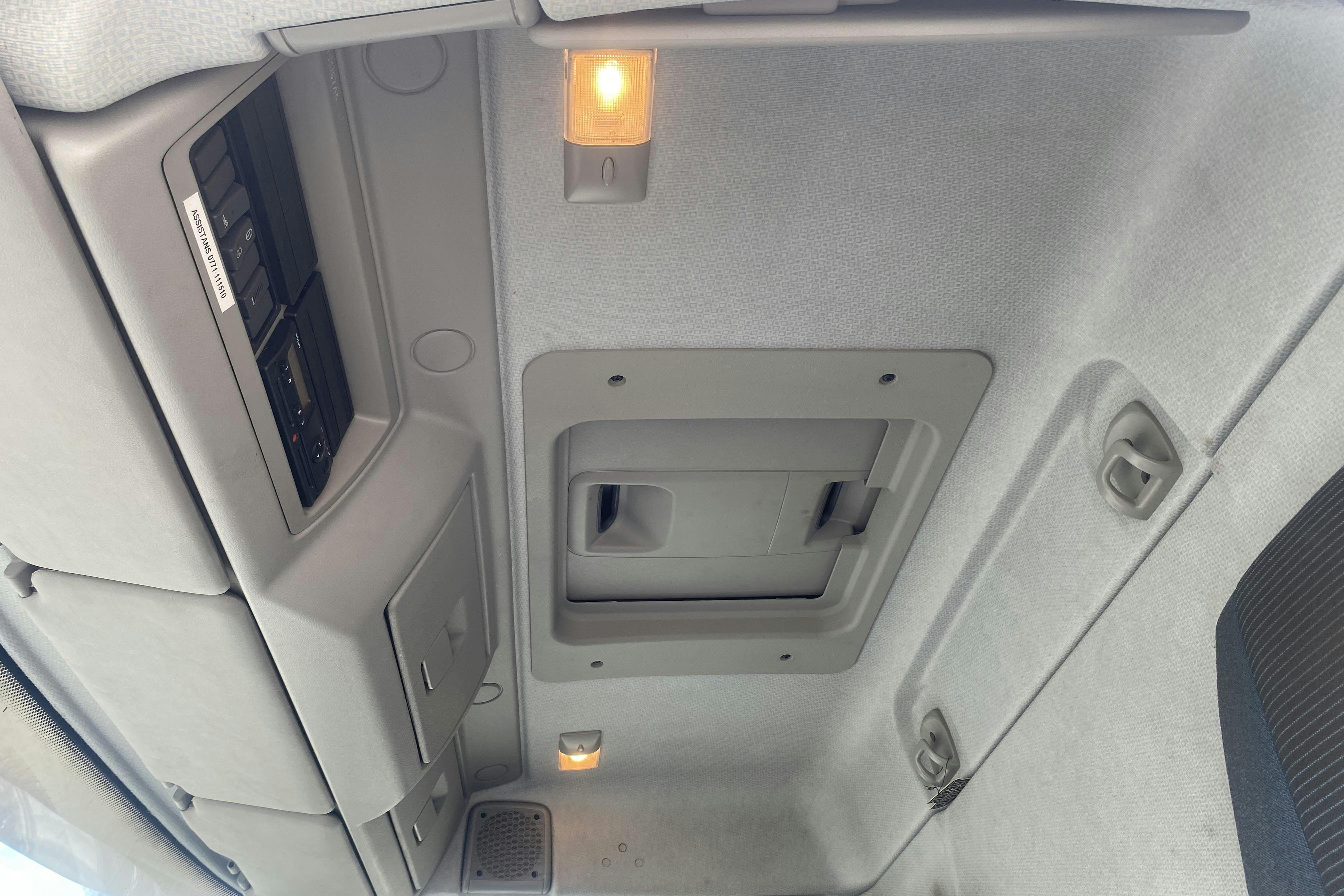 VOLVO FL240 - 267 444 km - Automat - vit - 2011