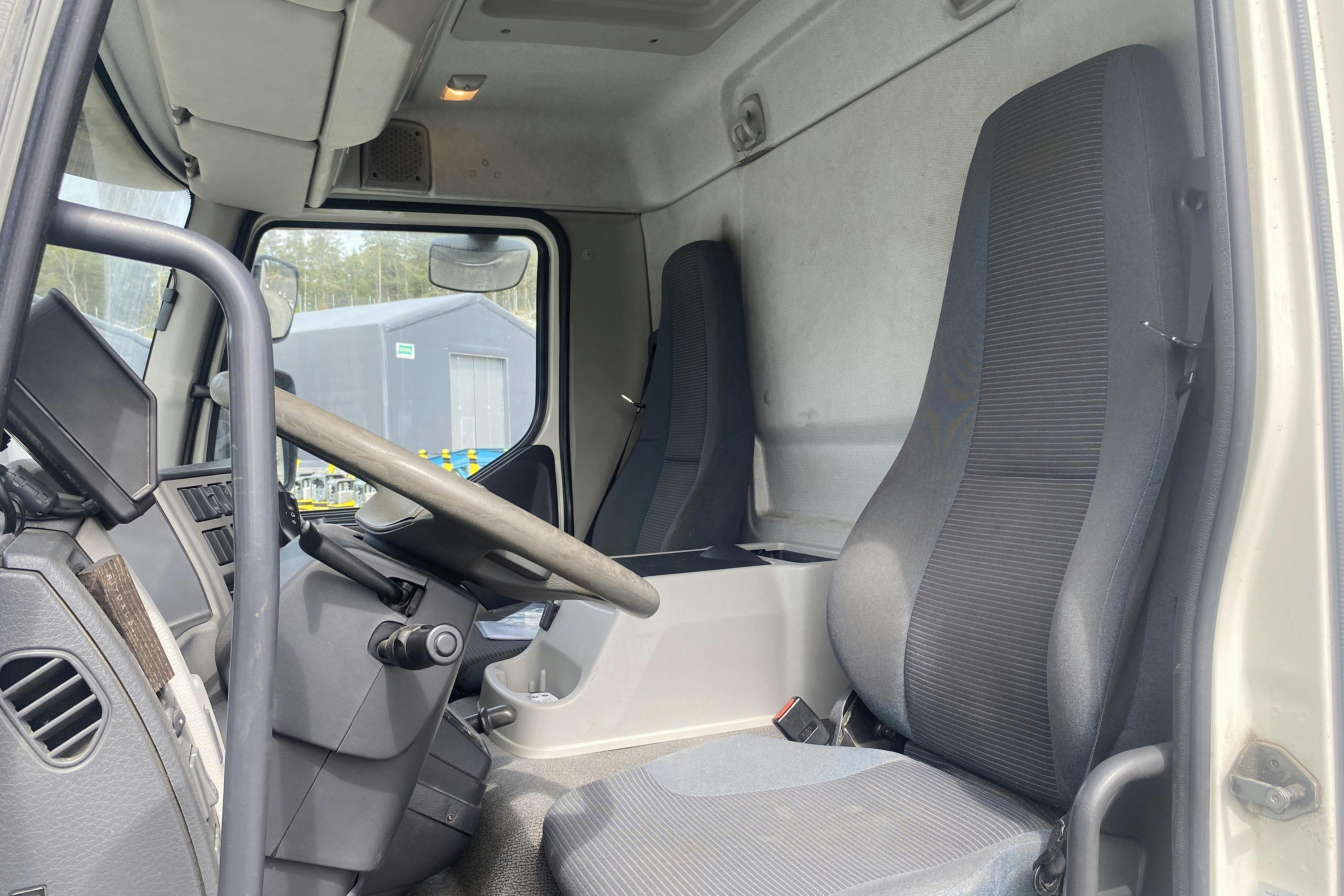 VOLVO FL240 - 267 444 km - Automat - vit - 2011