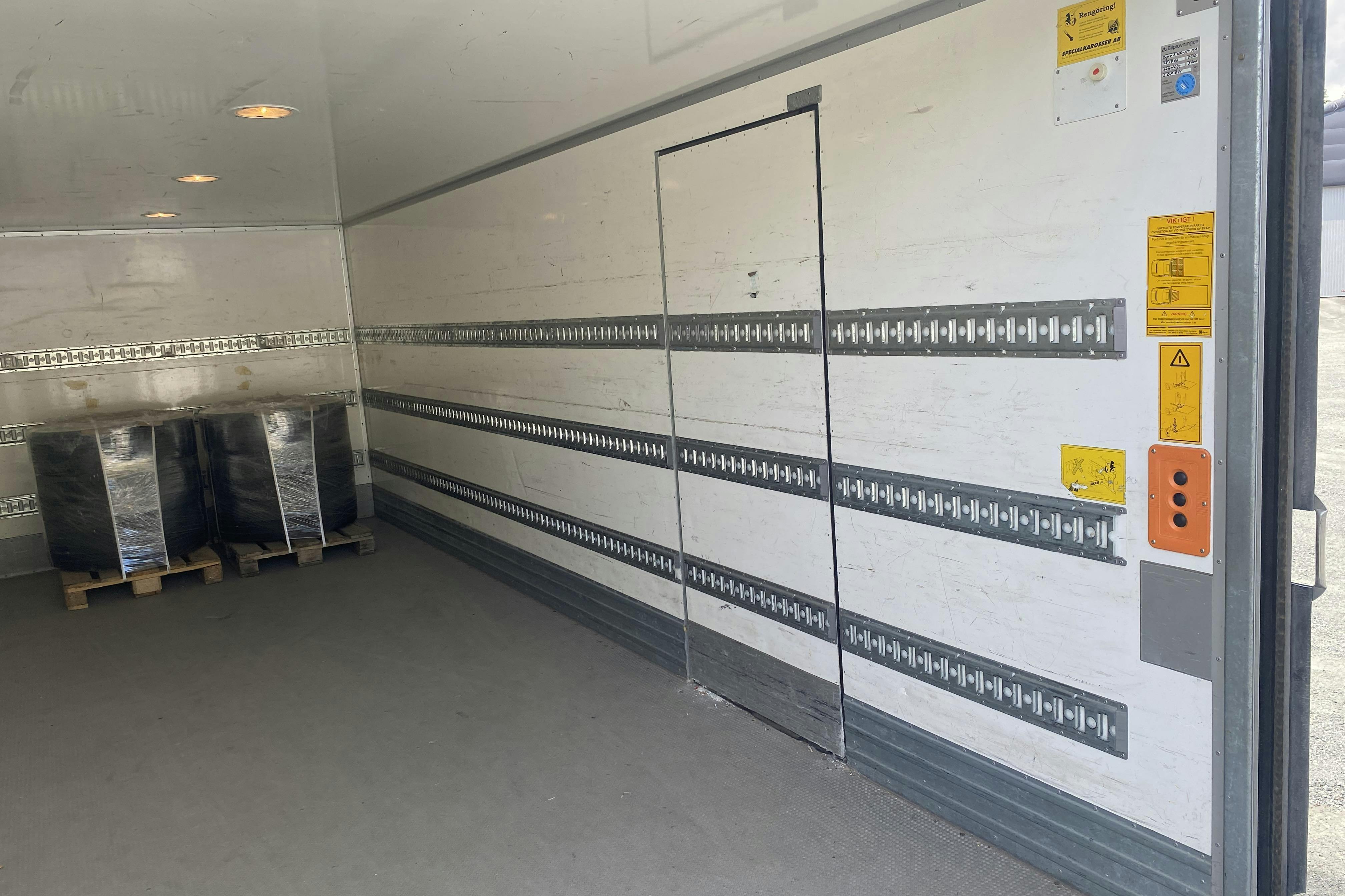 VOLVO FL240 - 267 444 km - Automat - vit - 2011