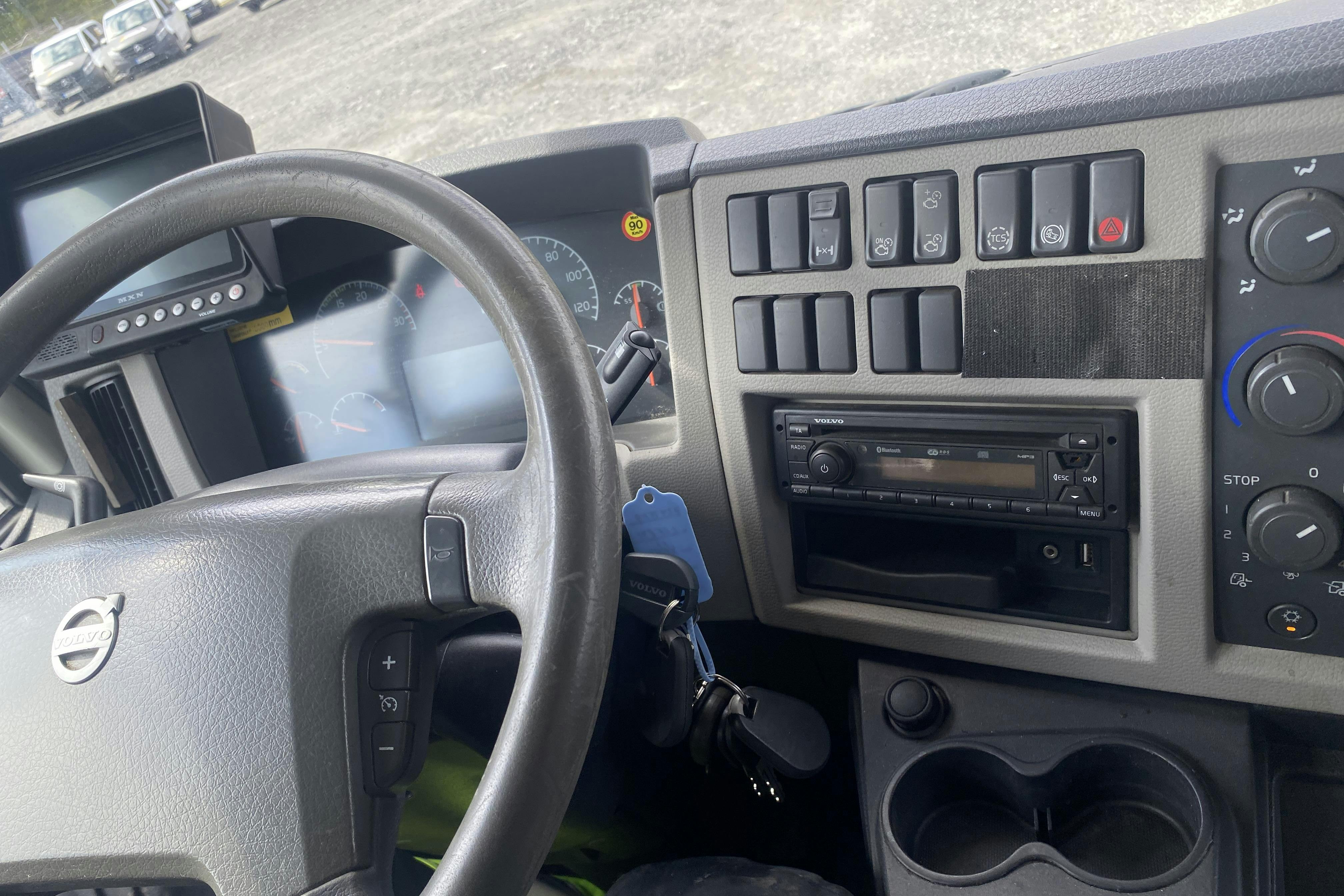 VOLVO FL240 - 267 444 km - Automat - vit - 2011