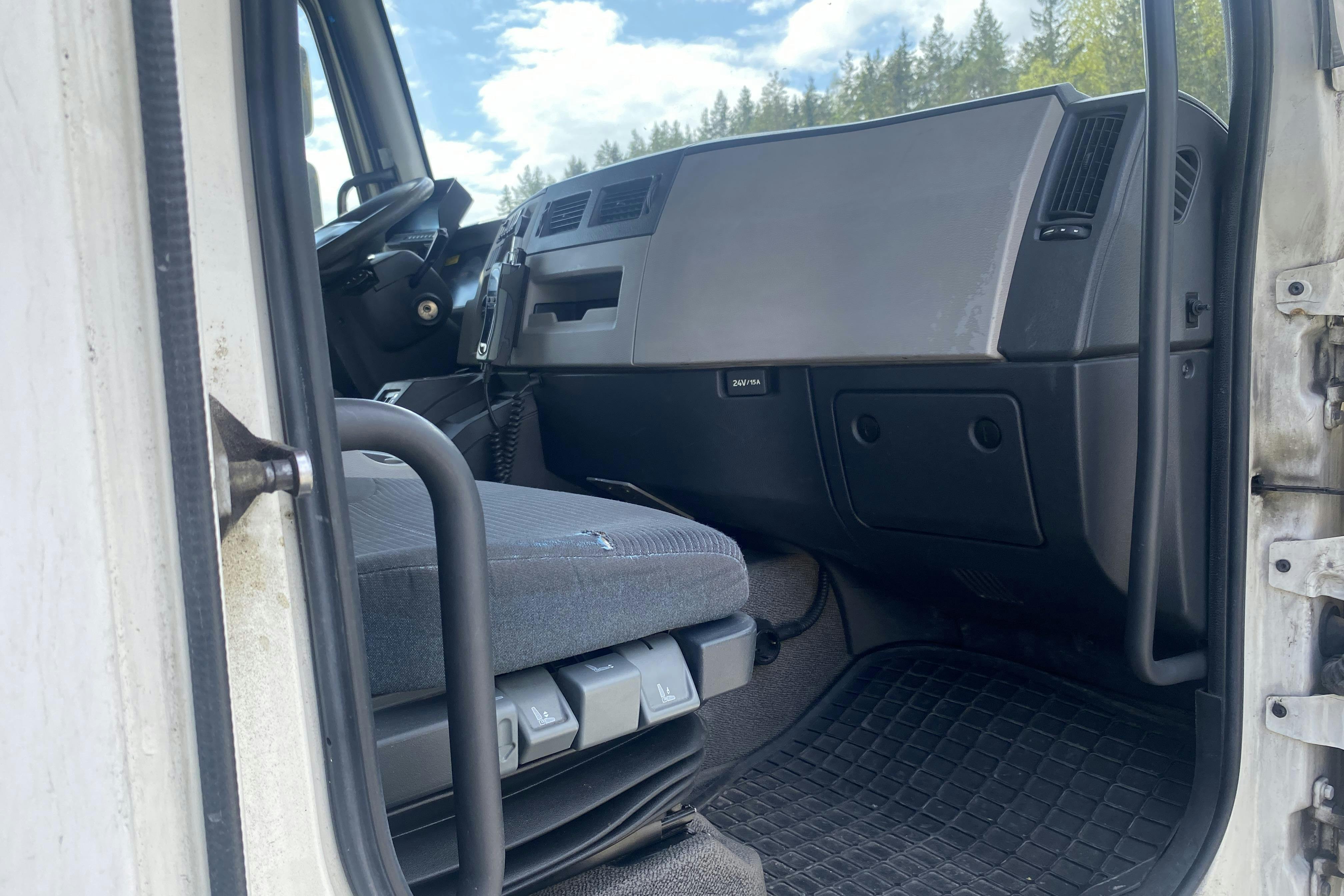 VOLVO FL240 - 267 444 km - Automat - vit - 2011