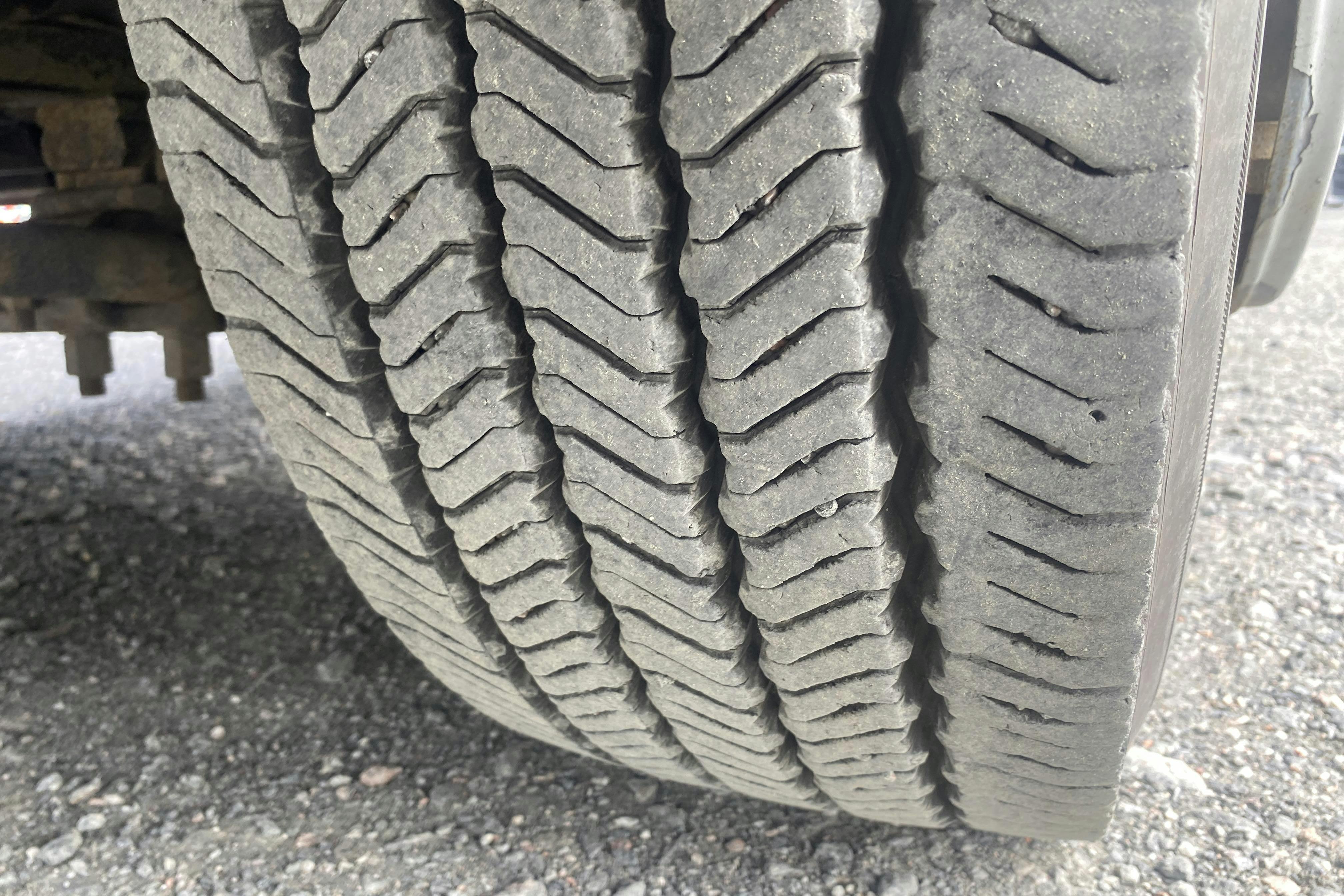 VOLVO FL240 - 267 444 km - Automat - vit - 2011