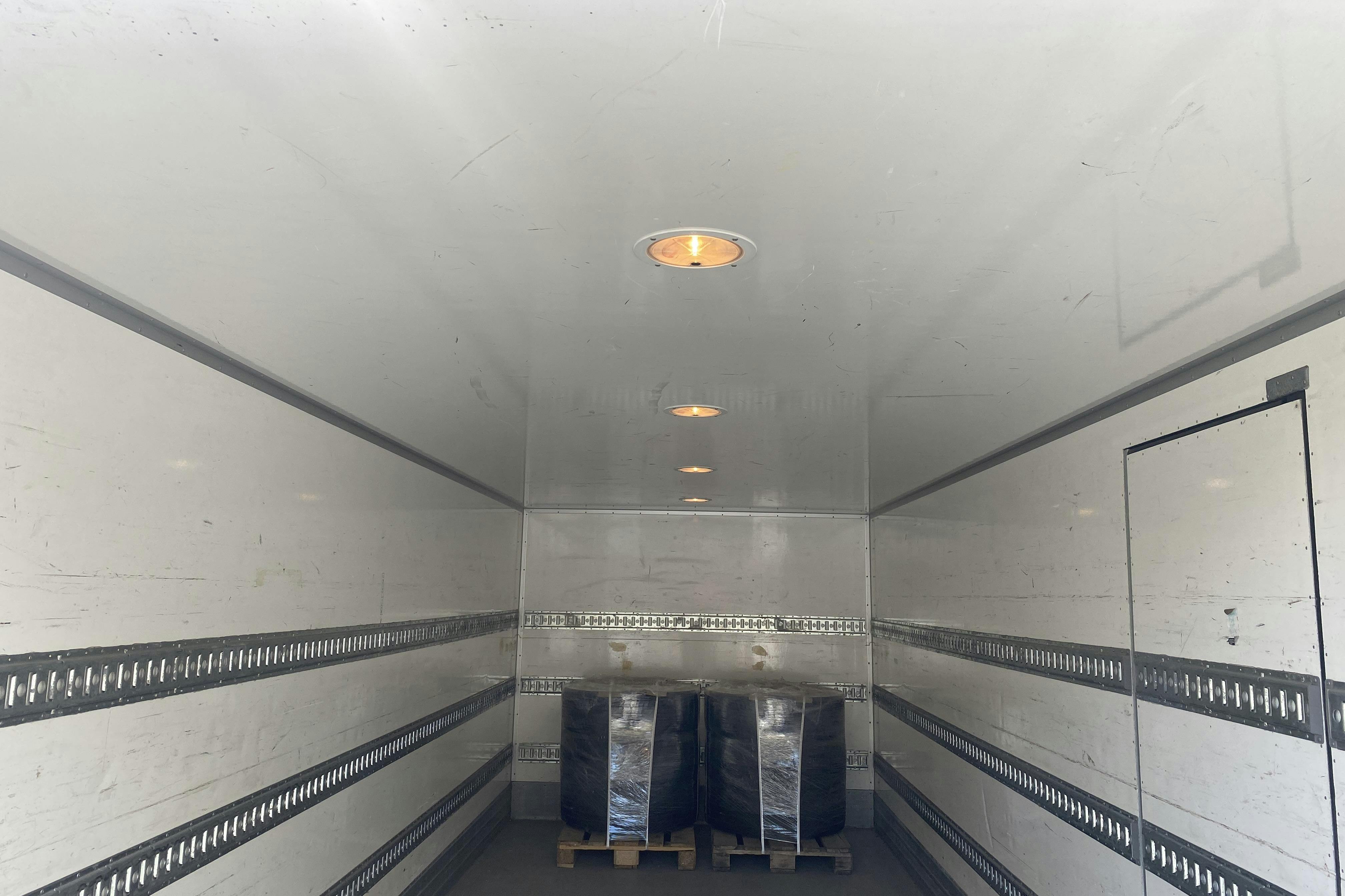 VOLVO FL240 - 267 444 km - Automat - vit - 2011