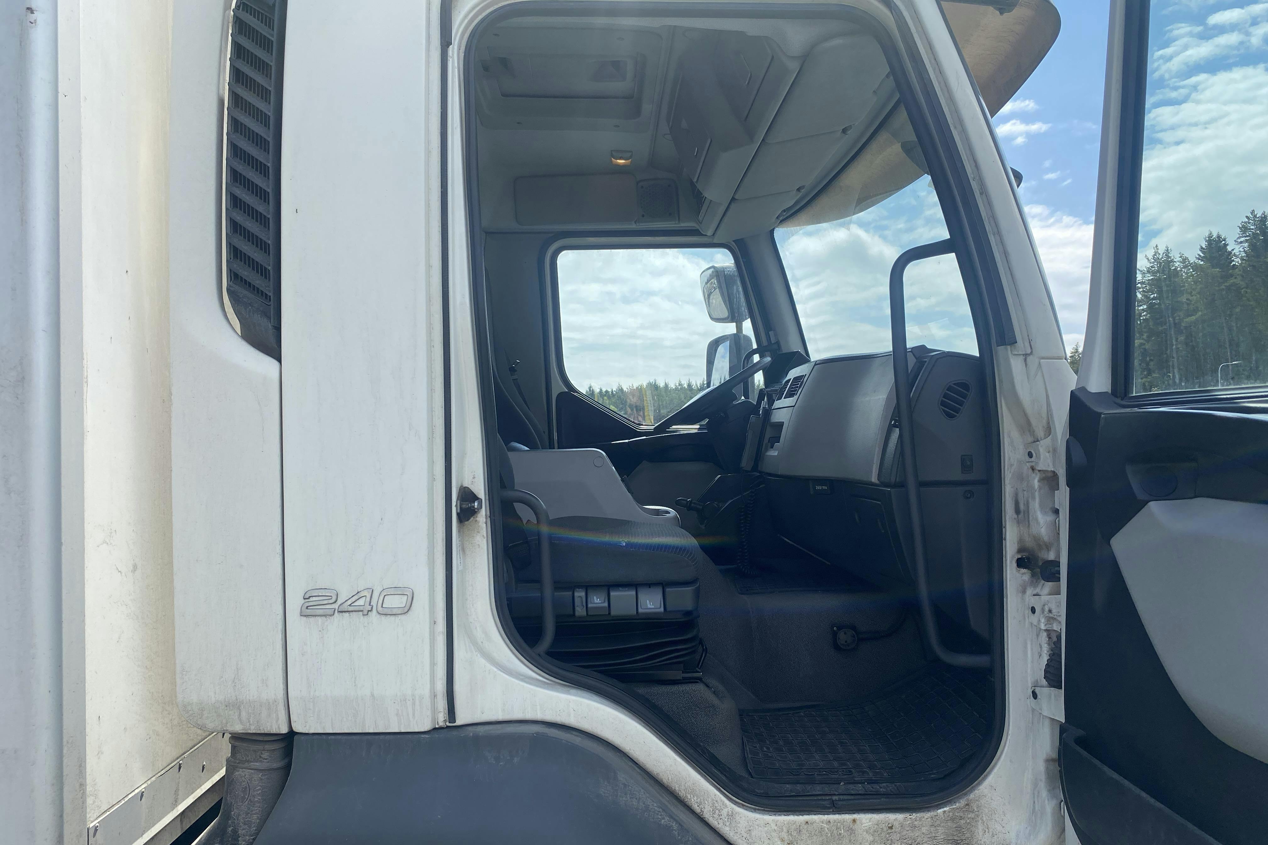 VOLVO FL240 - 267 444 km - Automat - vit - 2011